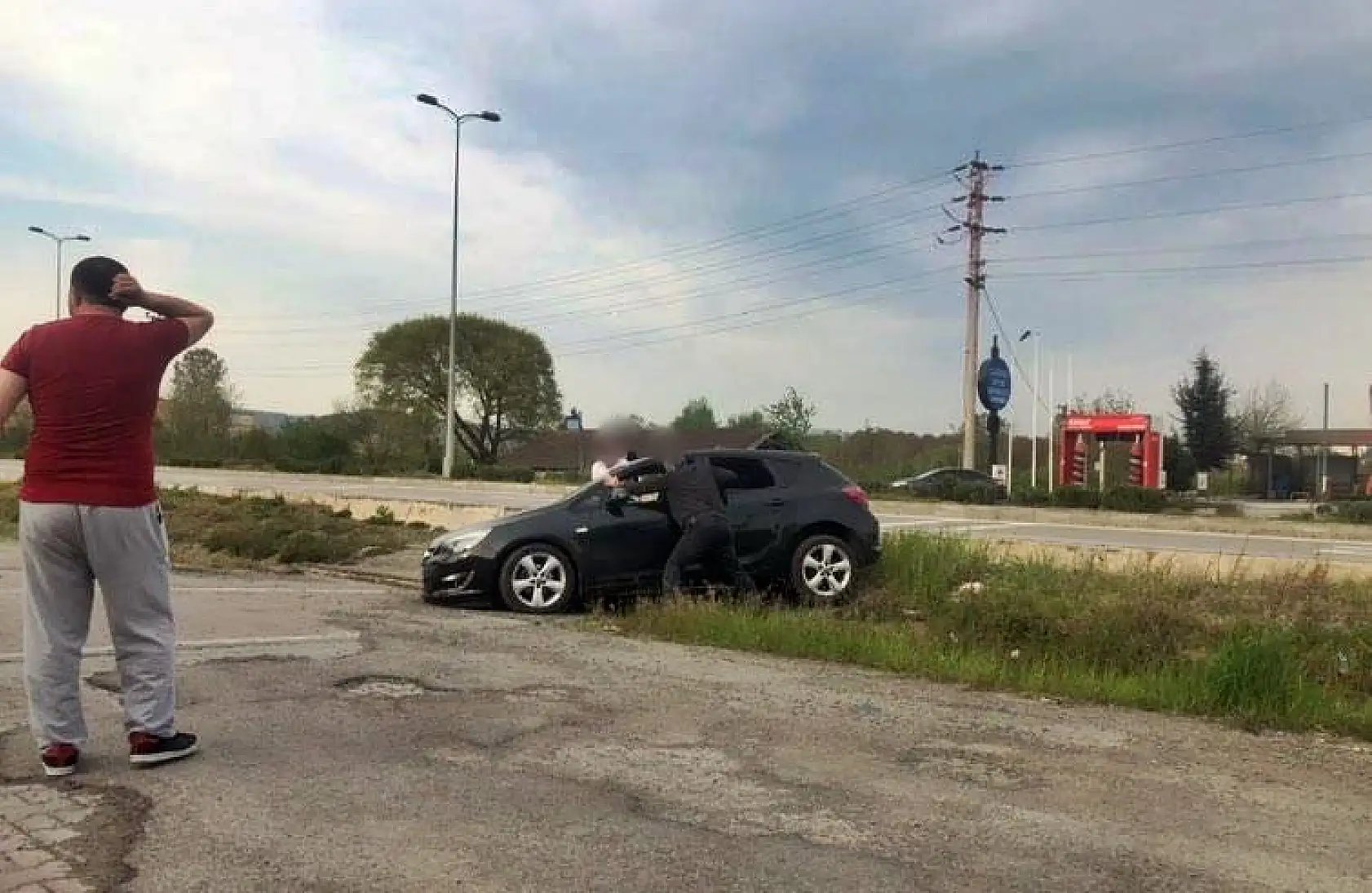 El frenini çekmeyince araba geri kaydı