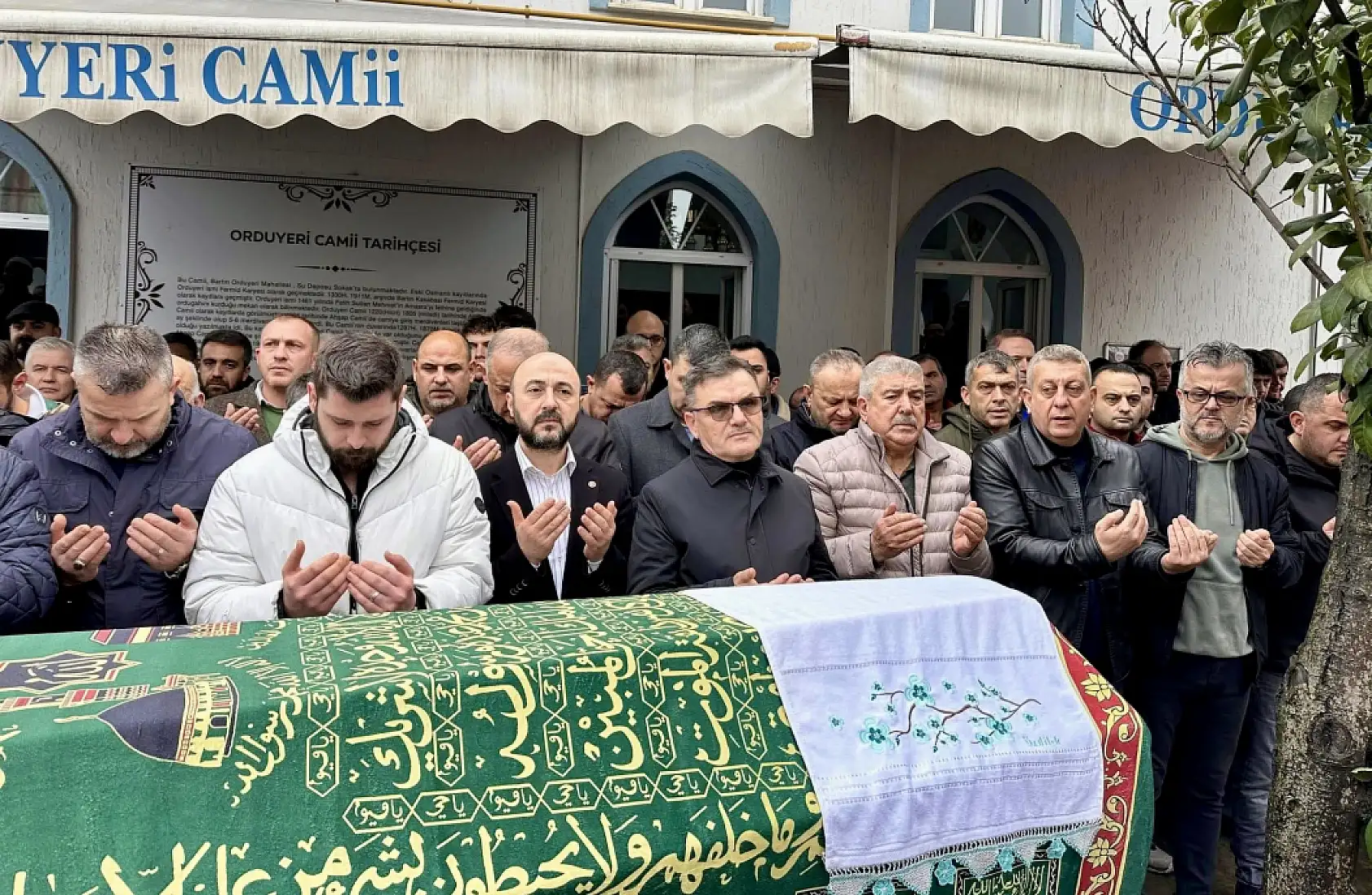 Gözyaşları içerisinde toprağa verildi