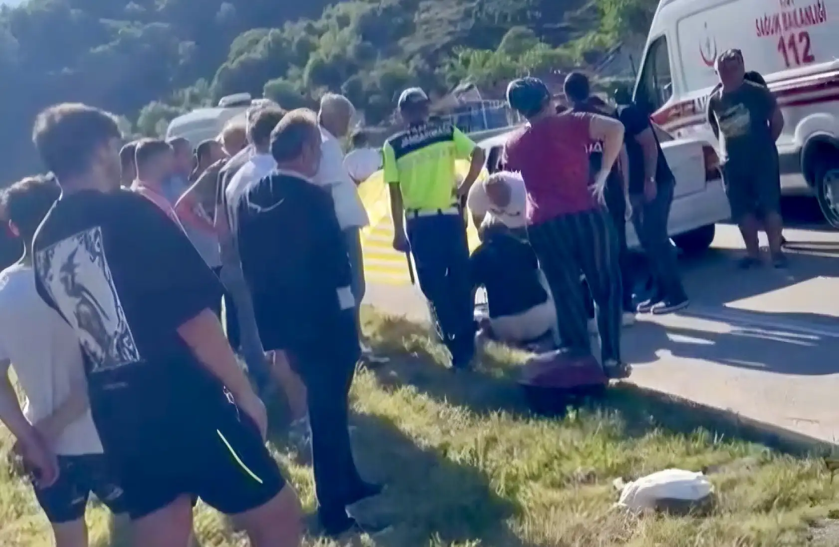 Otomobilin çarptığı motosikletli yola savruldu