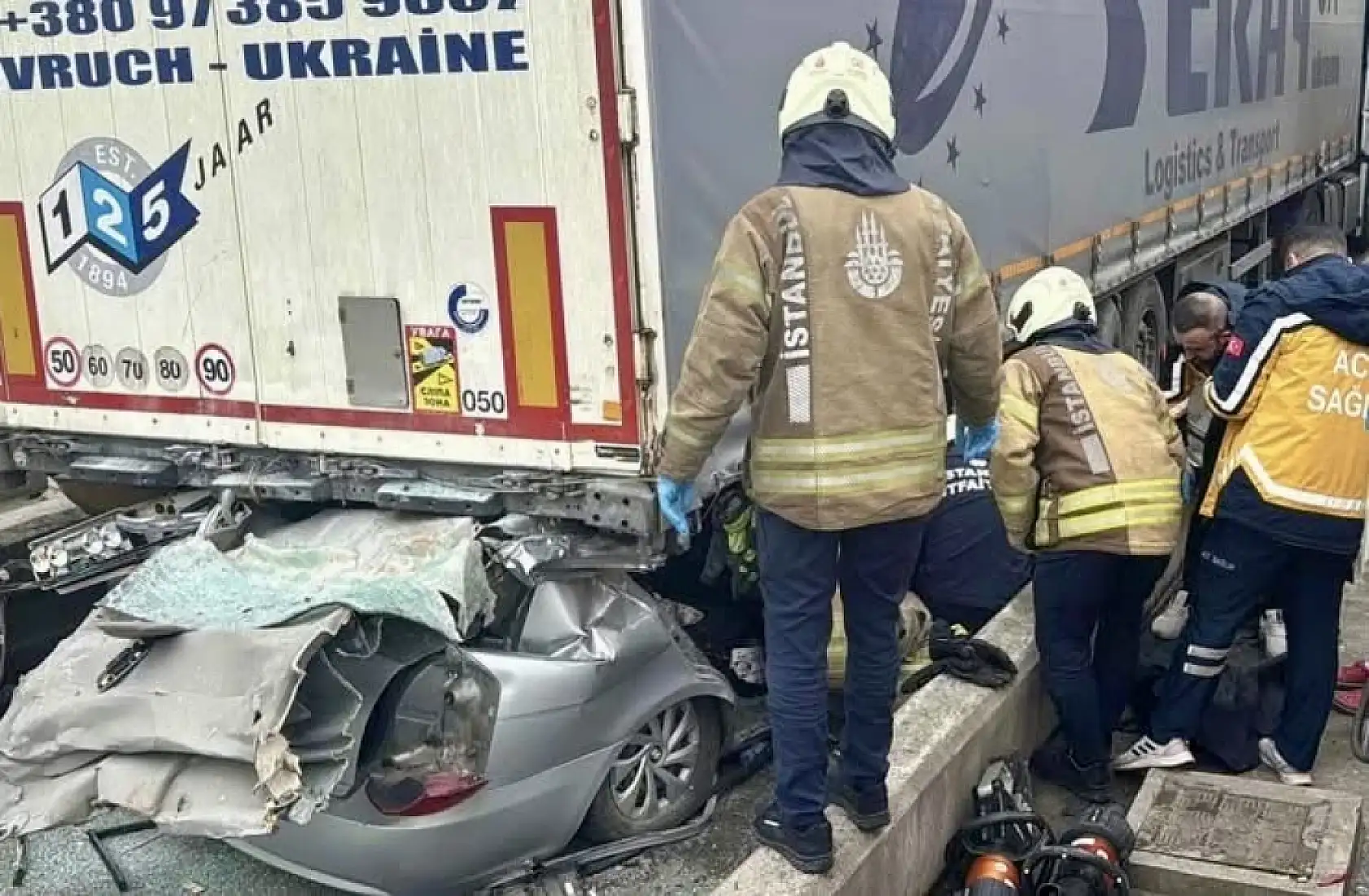 Korkunç kaza, otomobilin tırın altına girdi