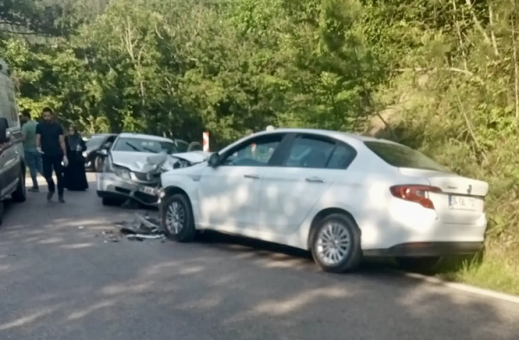 İki araç kafa kafaya çarpıştı