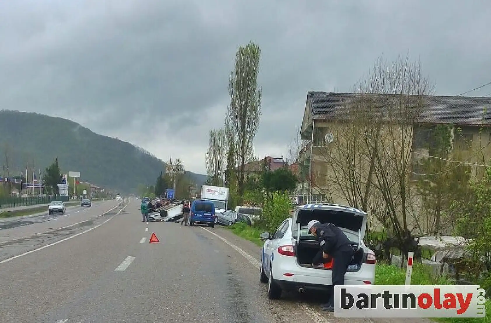 Çarpışan otomobillerden biri ters döndü