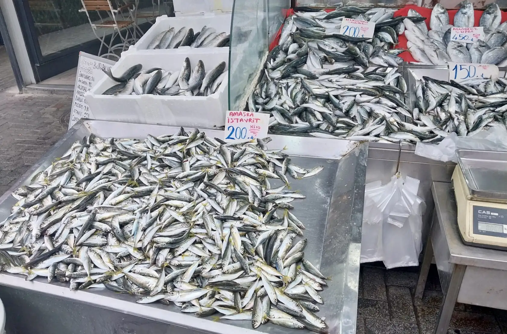 Deniz veriyor, tezgahlar boş kalmıyor