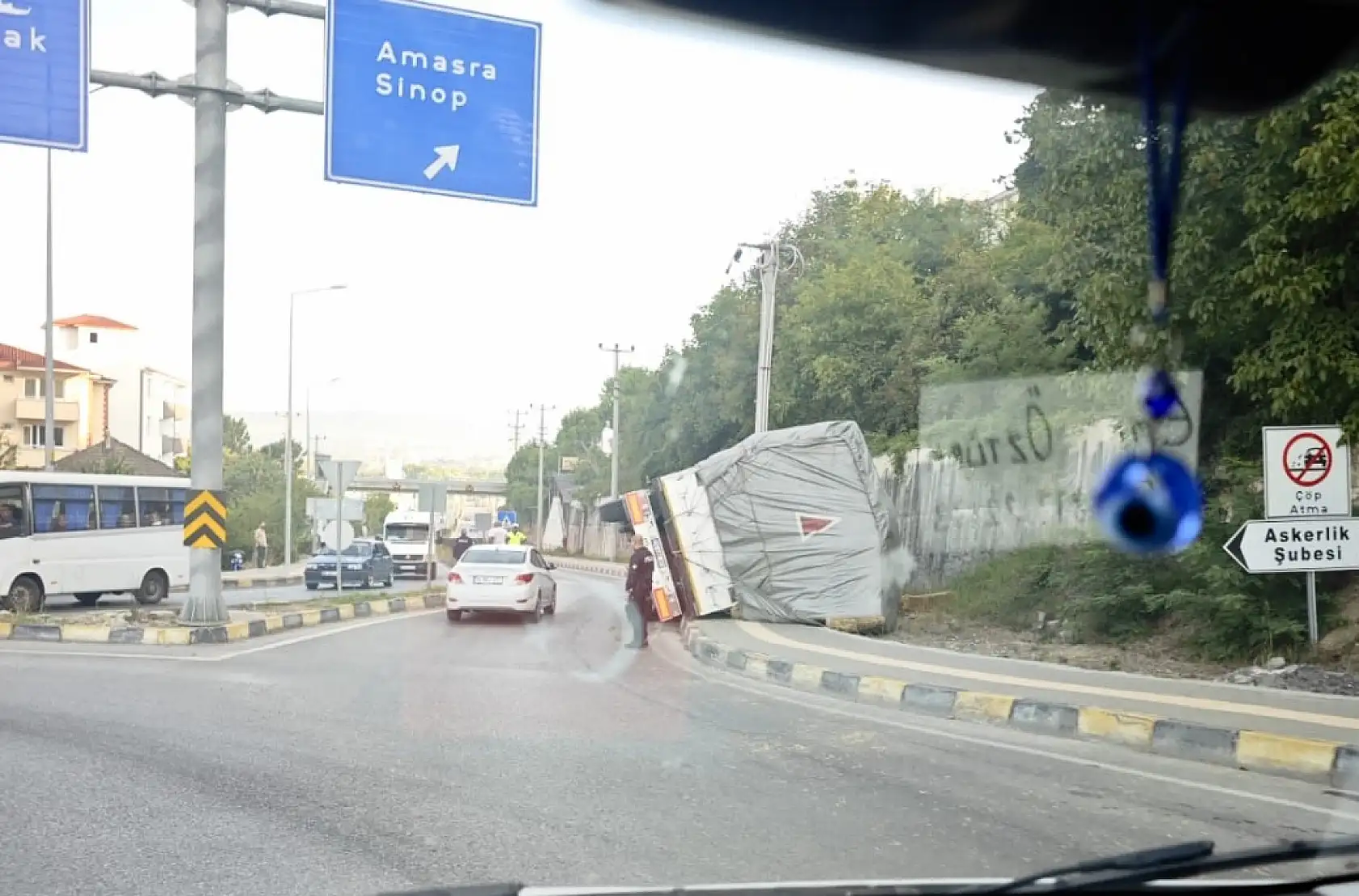 Saman yüklü tır devrildİ