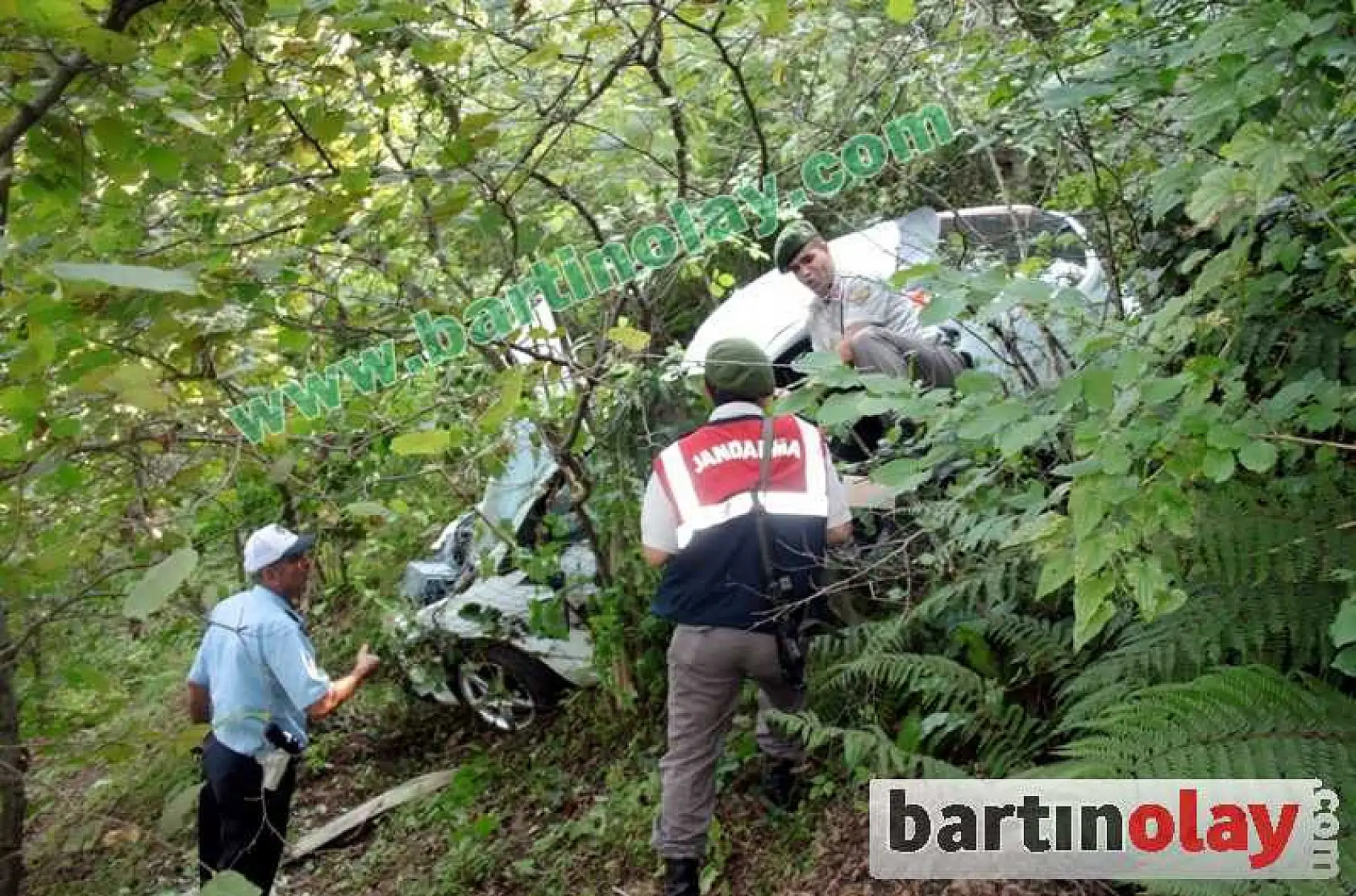 UÇURUMA YUVARLANAN OTOMOBİLİ TEL ÖRGÜLER ENGELLEDİ