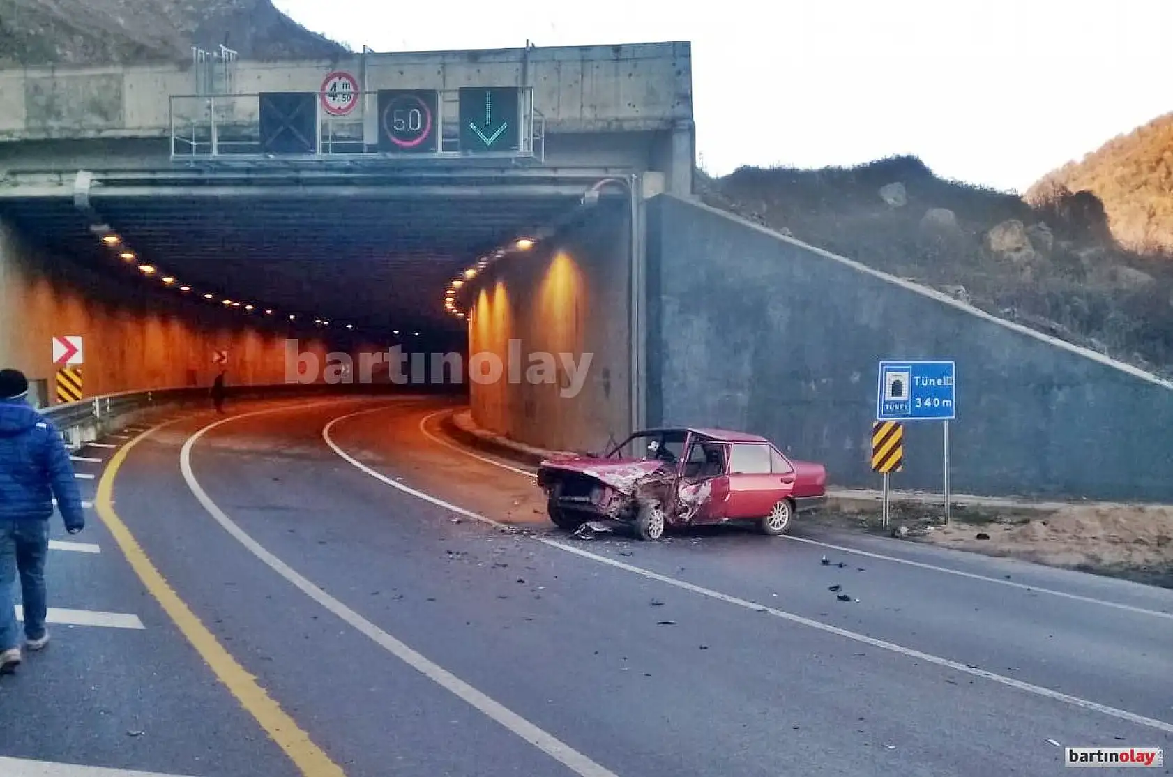 Buzlanan yolda duvara çarptı