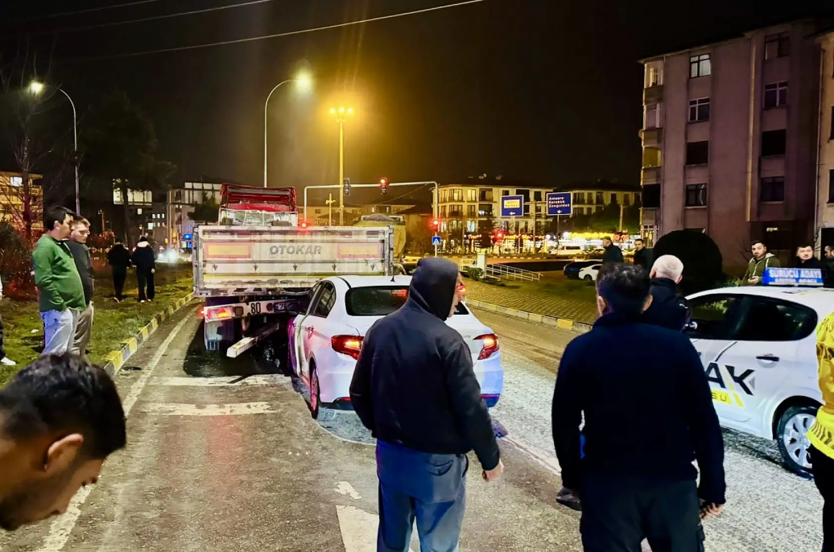 Otomobil tırın altına girdi