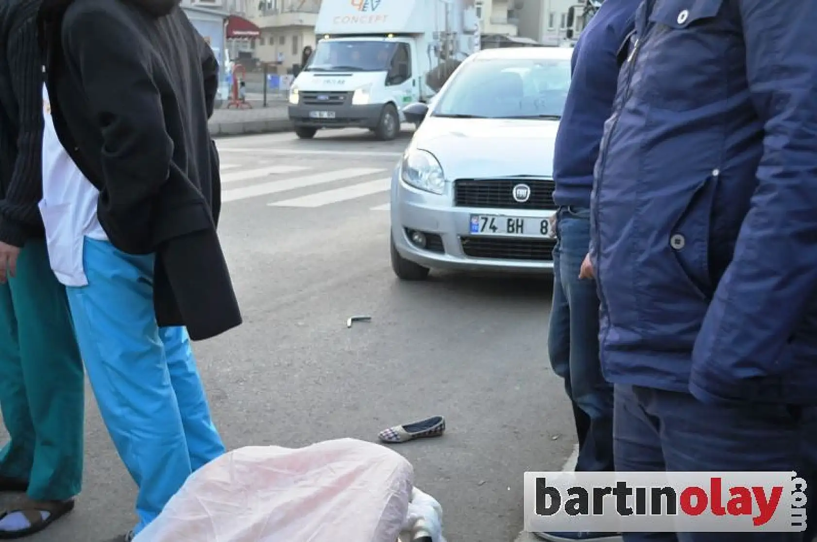 Otomobil yayaya çarptı