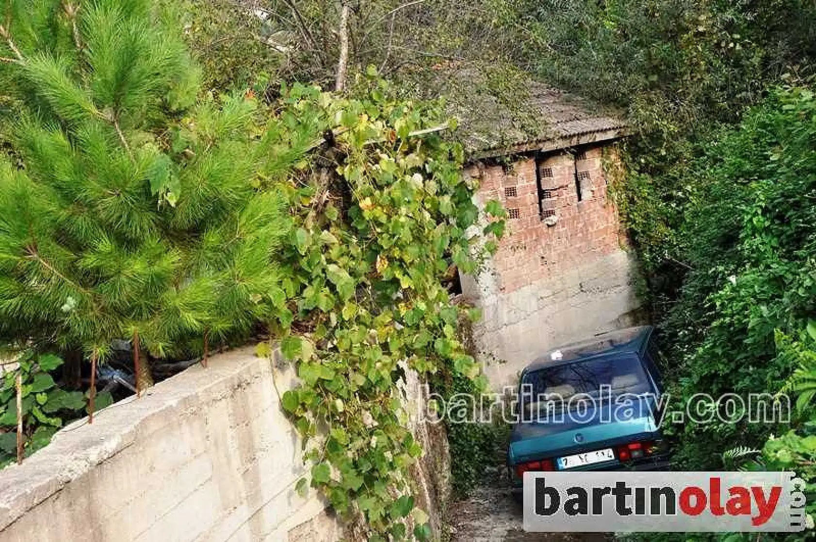 OTOMOBİL SU KANALINA UÇTU: 2 YARALI