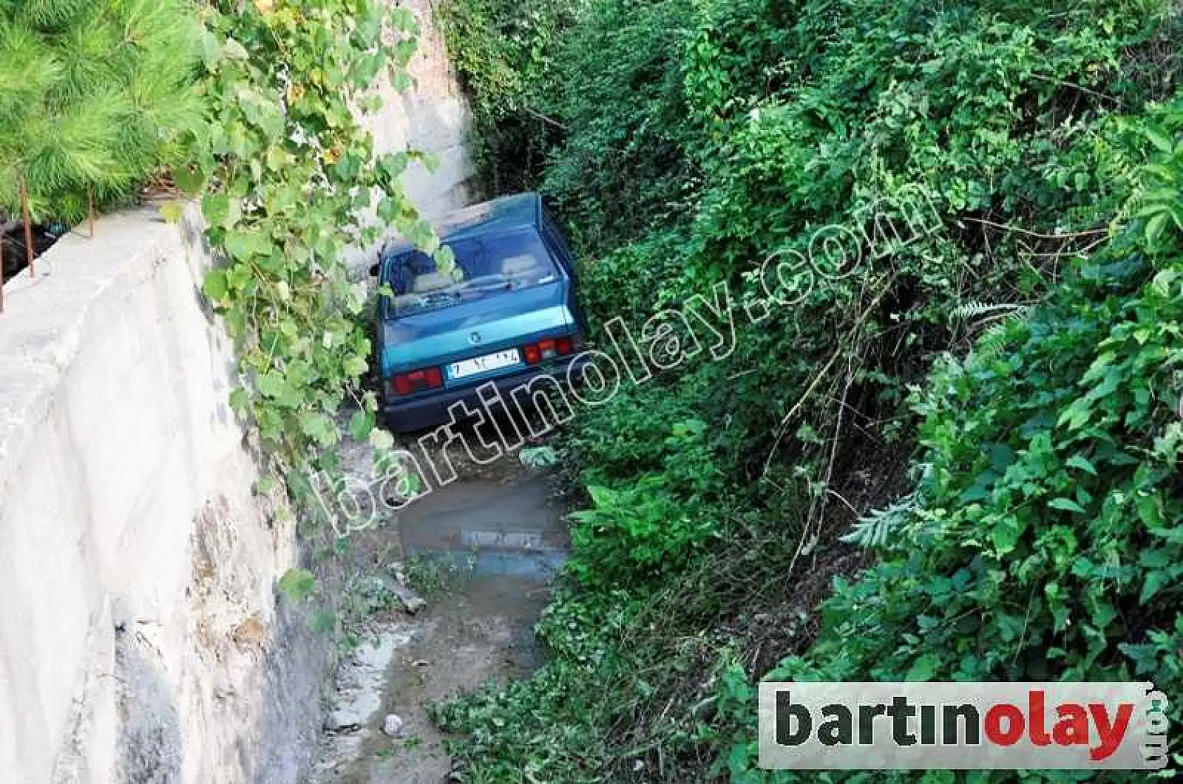 OTOMOBİL SU KANALINA UÇTU: 2 YARALI