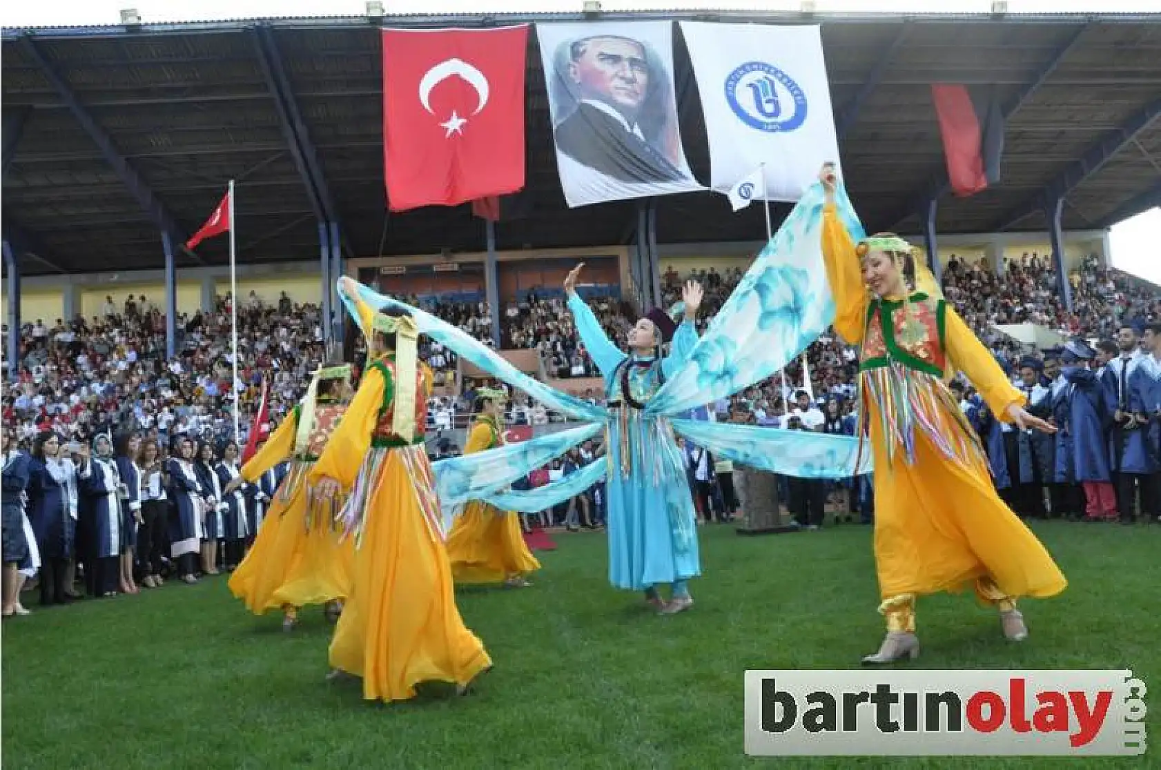 Üniversitede mezuniyet coşkusu