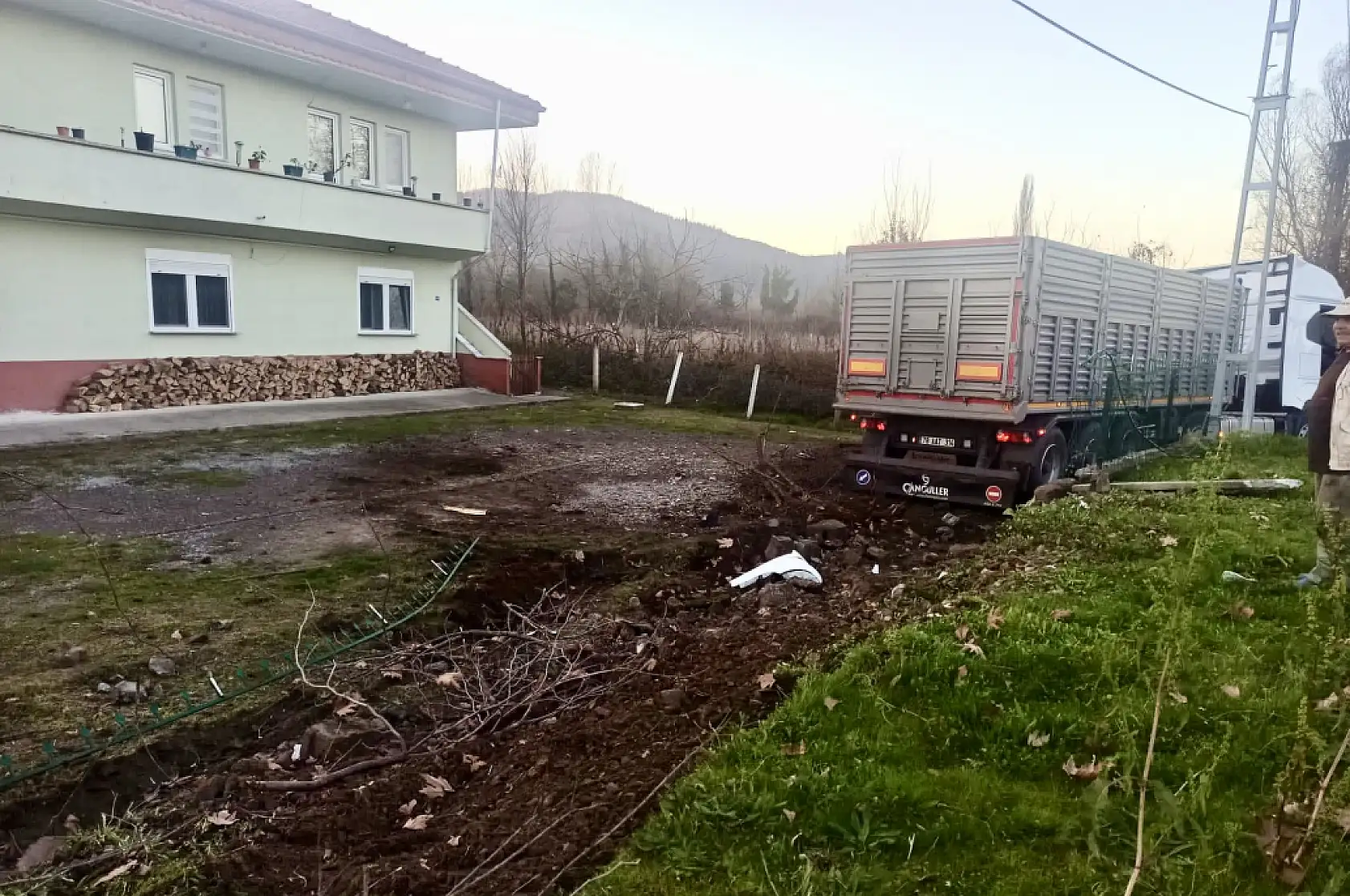 Yoldan çıkan tır evin bahçesine daldı