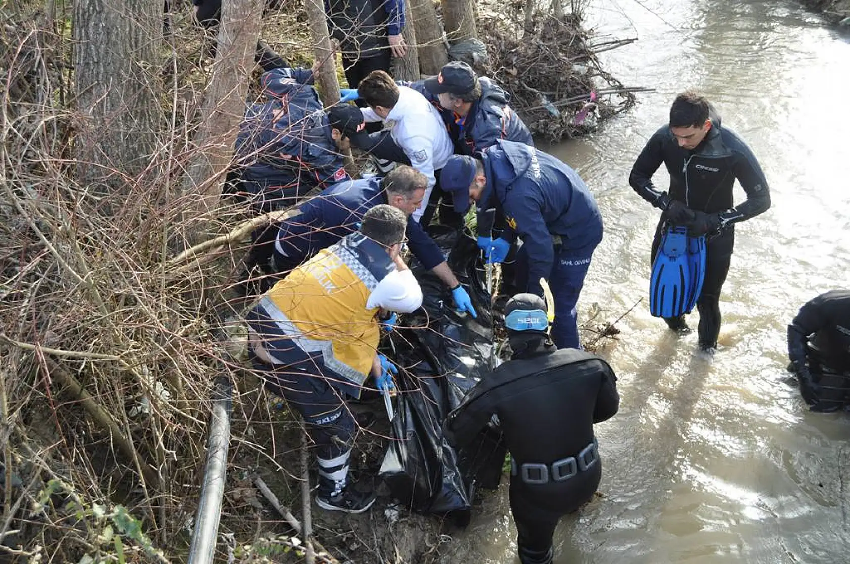 Dereye uçan otomobil suya gömüldü