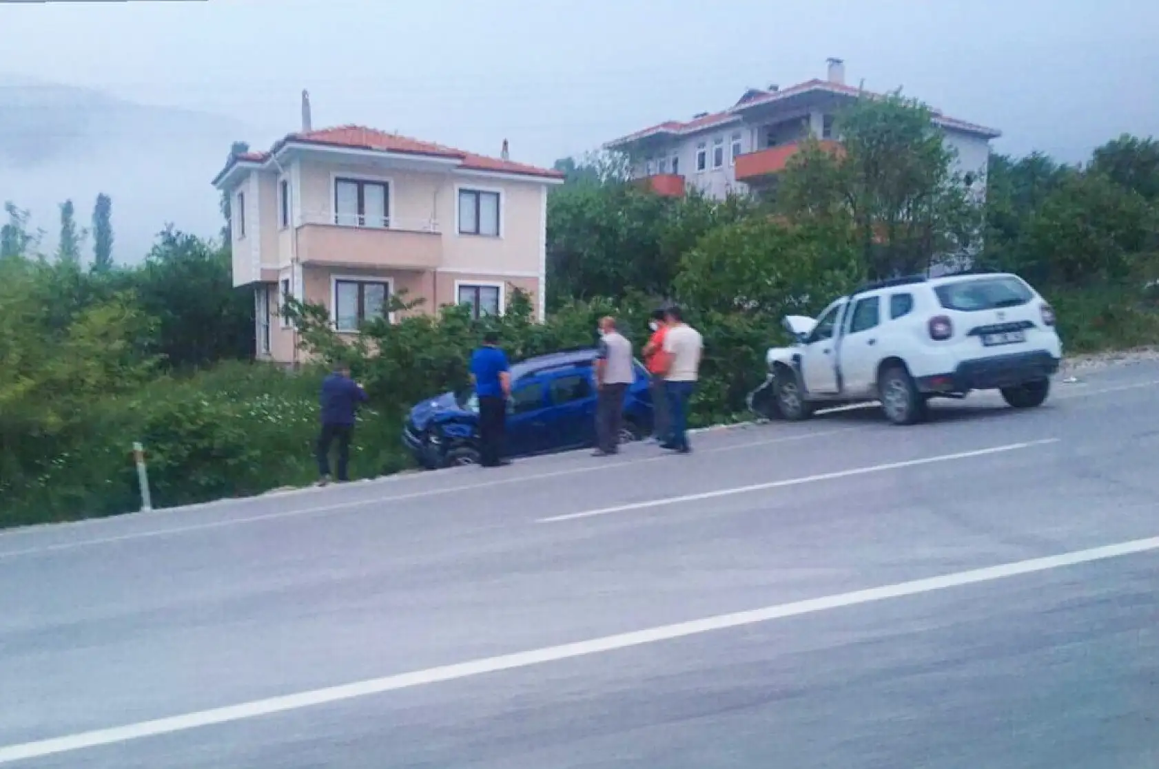 İki araç kafa kafaya çarpıştı