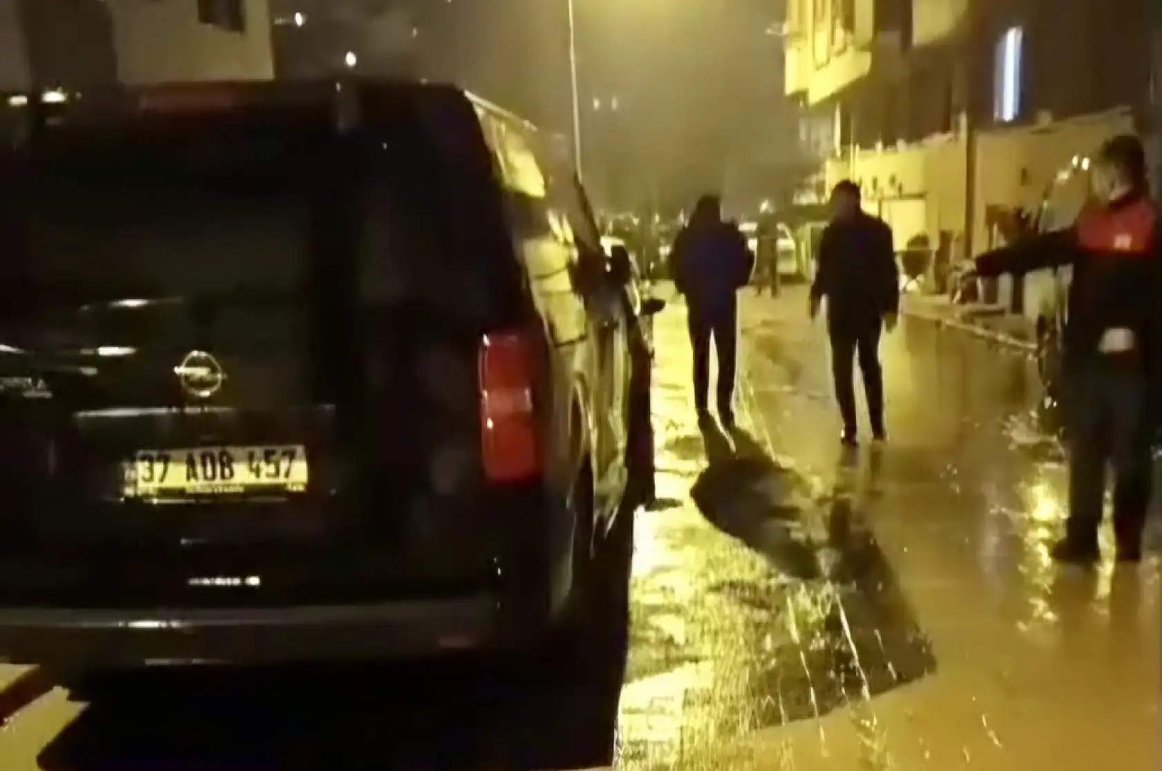 Şömineden düşen köz çatıyı yaktı