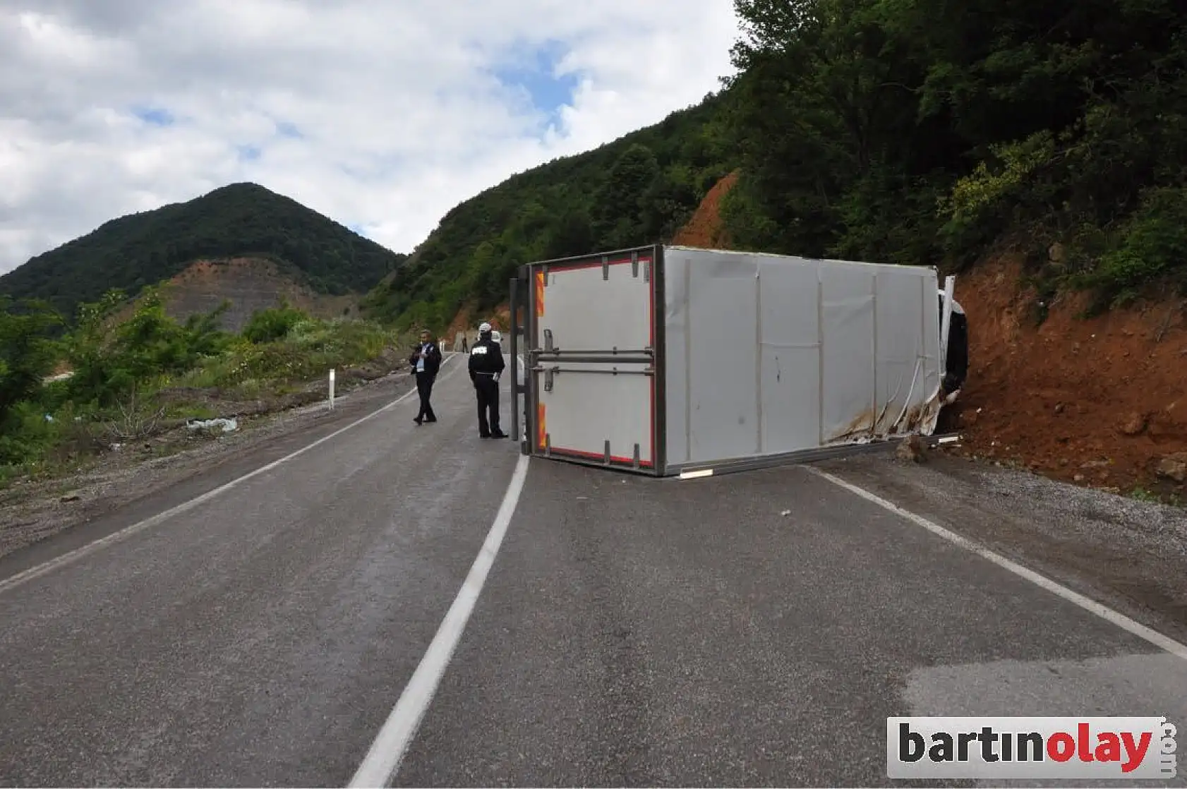 Bartın Karabük yolunda kamyon devrildi