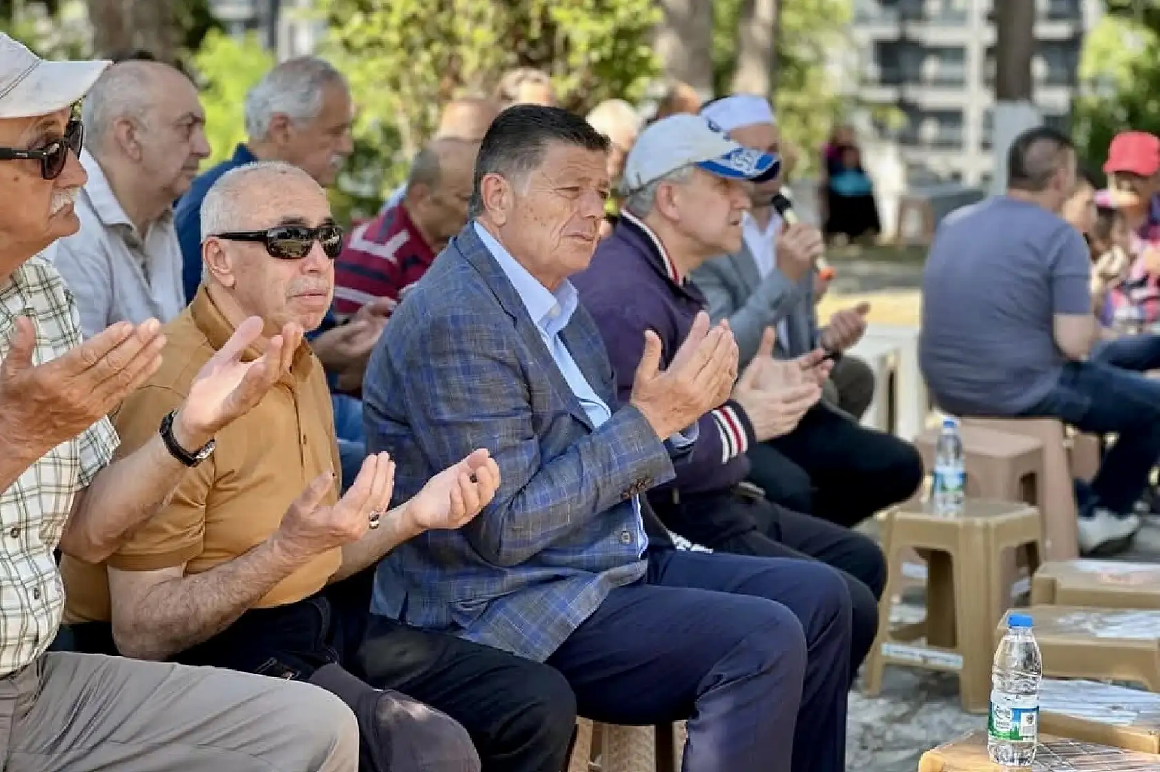 Dualar edildi, mezarlıklar çiçeklendi