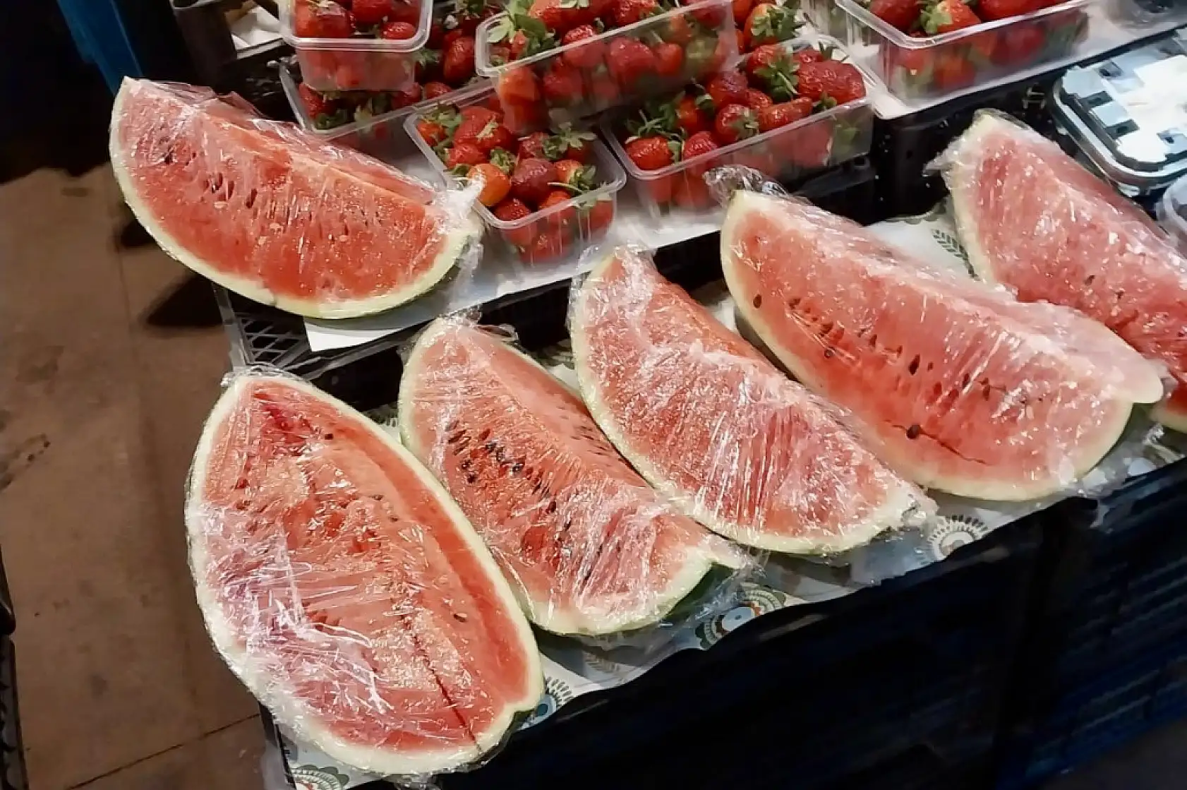 Tezgahlarda dilimli karpuz sürprizi