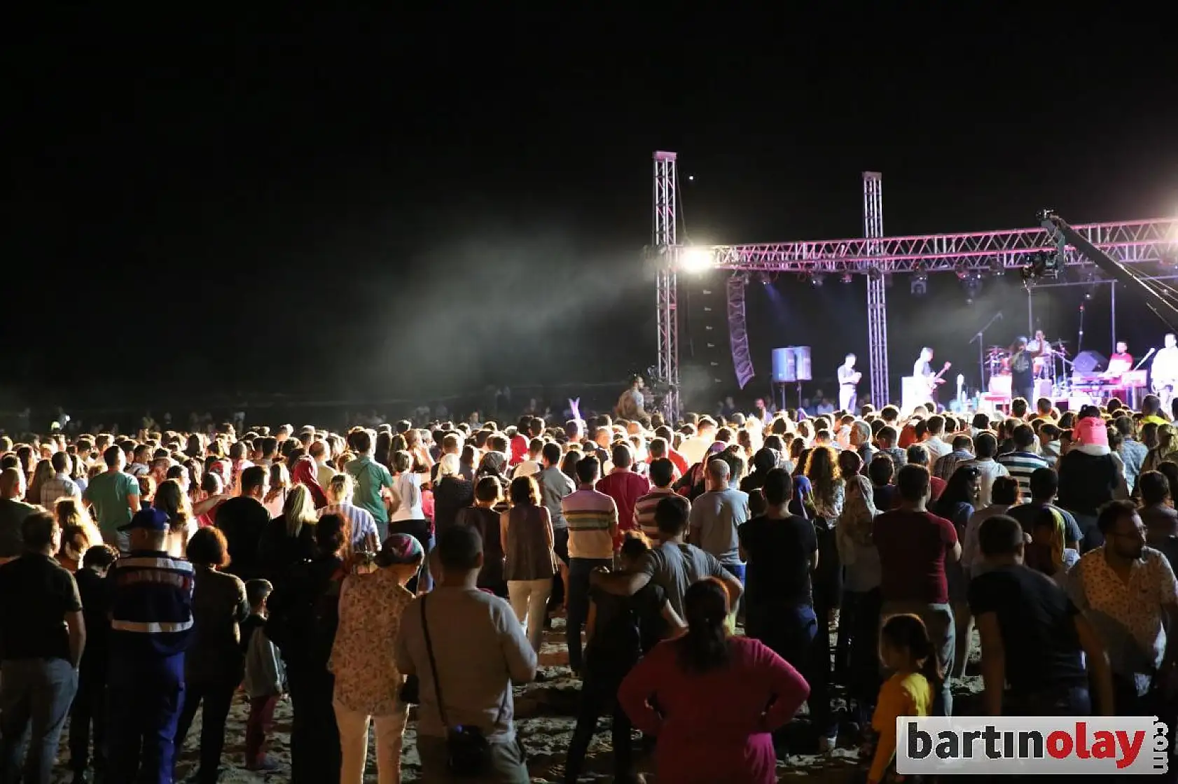 Çelik ve Simge İnkumu'nda konser verdi 