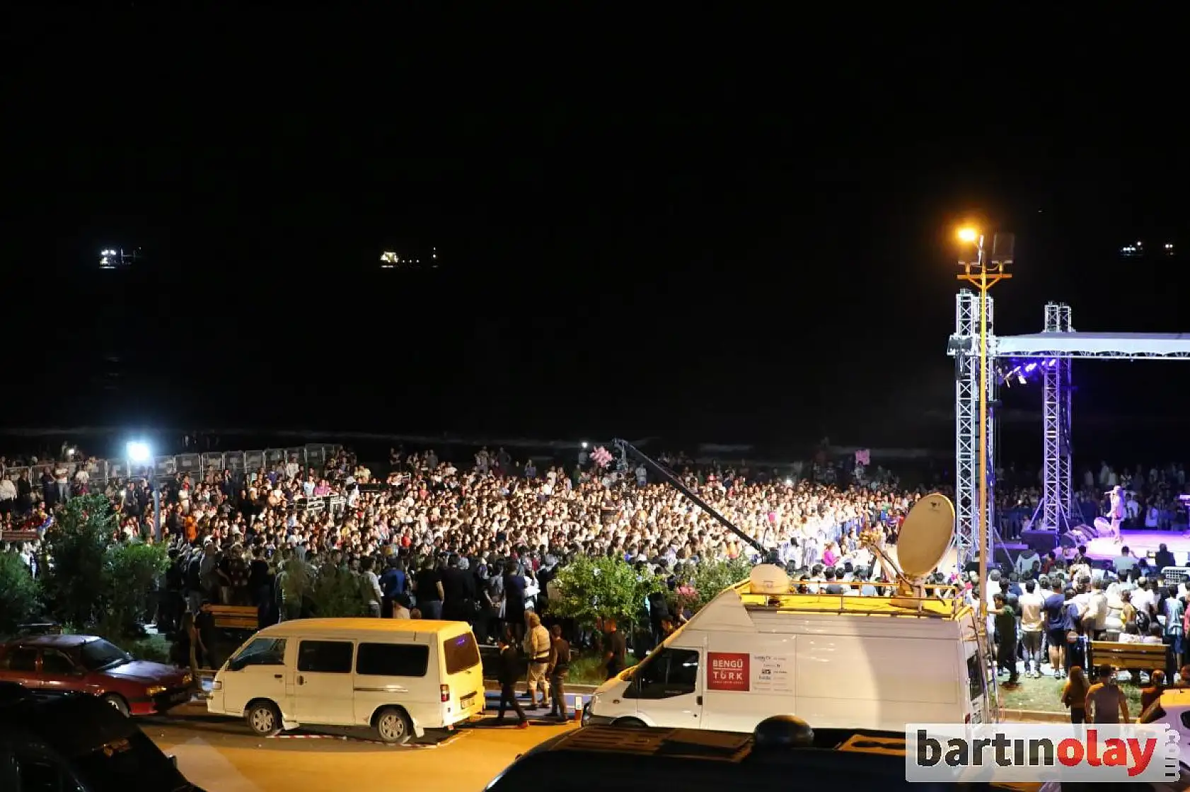 Çelik ve Simge İnkumu'nda konser verdi 