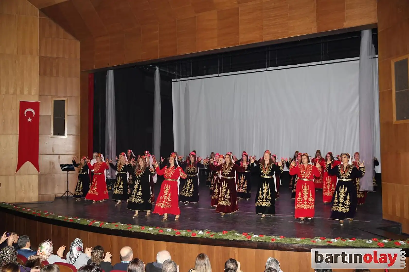 Dans şölenini izleyenler büyülendi