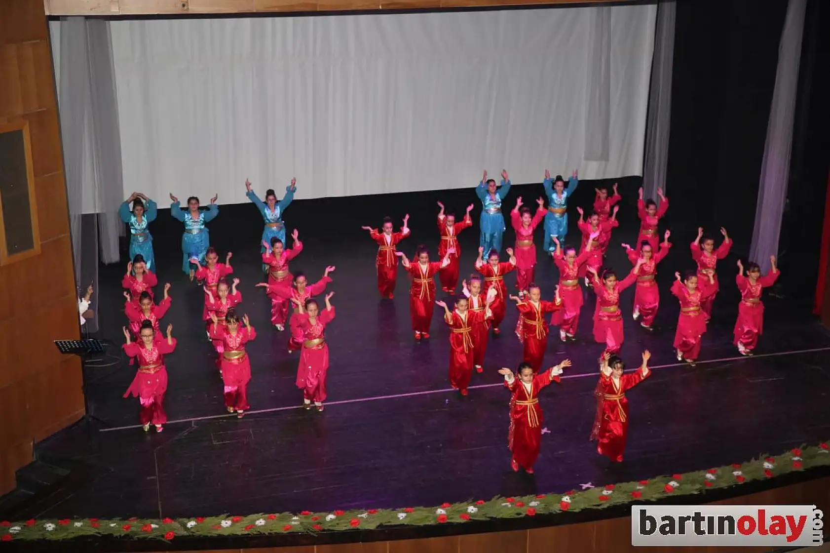 Dans şölenini izleyenler büyülendi