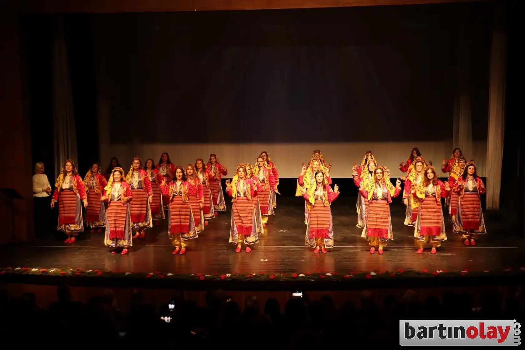 Dans şölenini izleyenler büyülendi