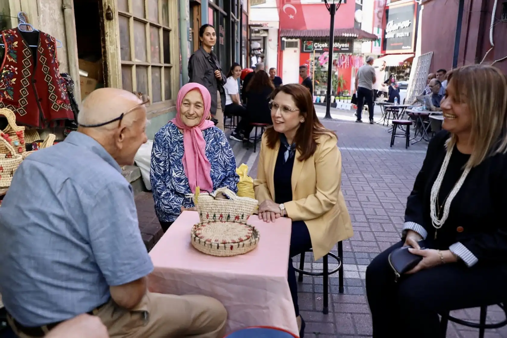 Valimiz var halkın içinde