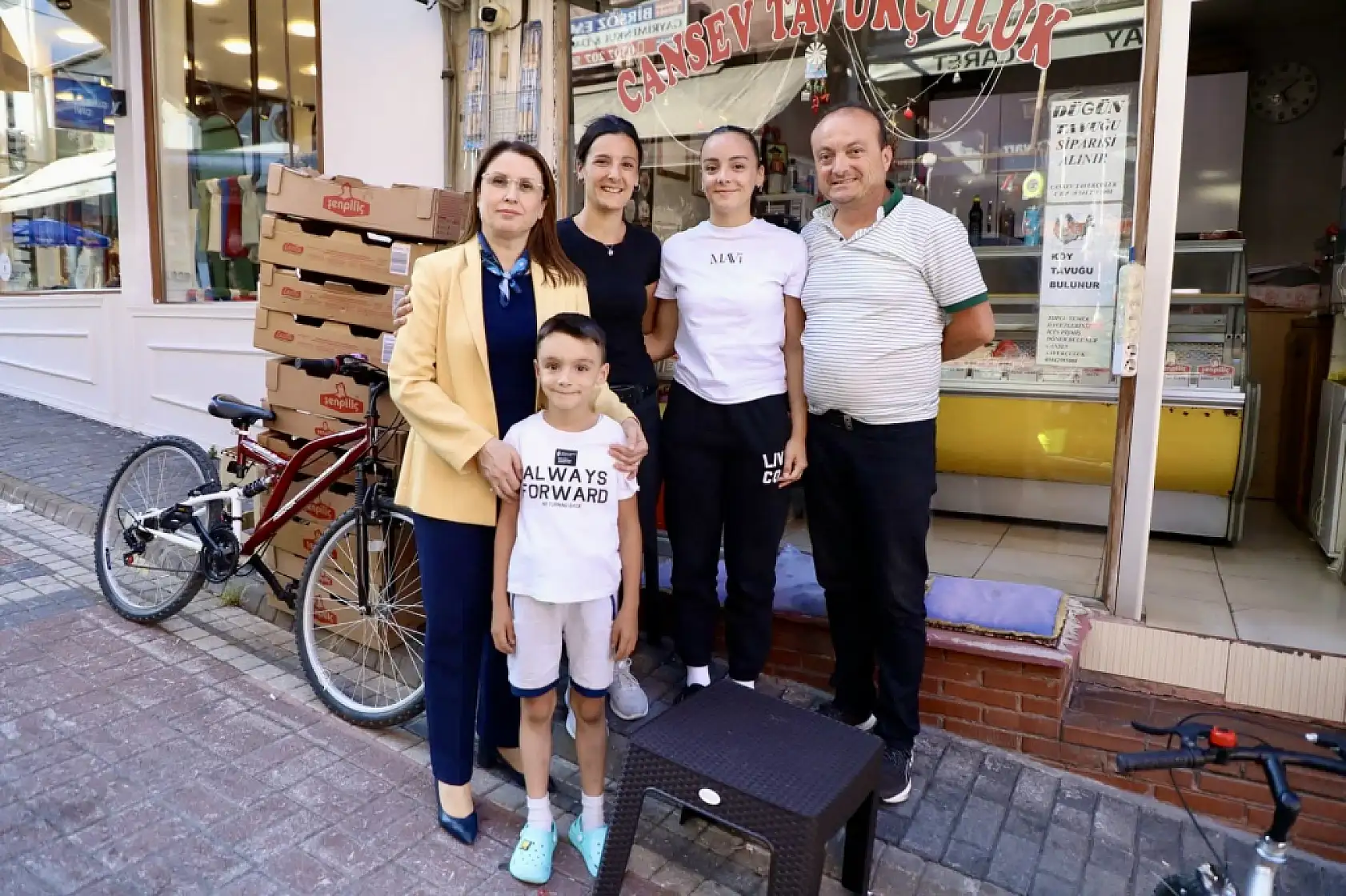 Valimiz var halkın içinde