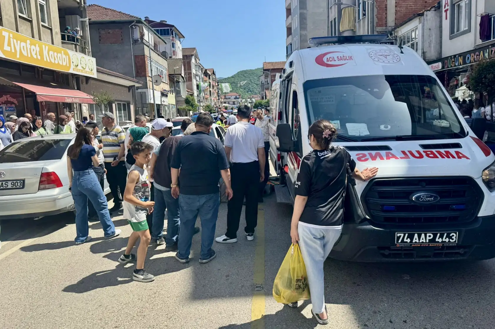 Küçük çocuğa araba çarptı