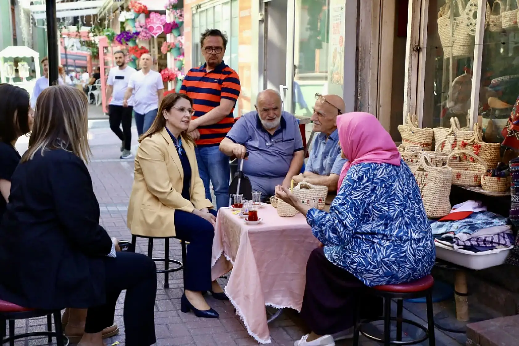 Valimiz var halkın içinde