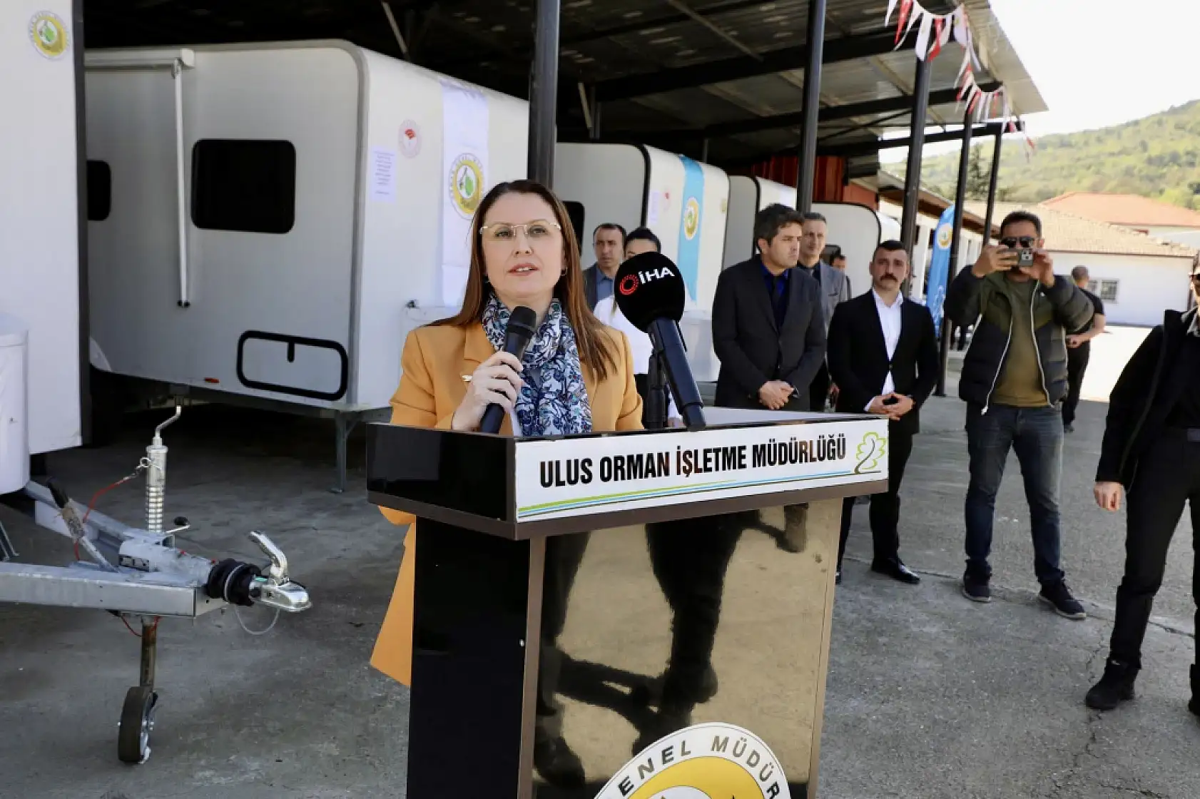 Orman köylüsüne karavan ve traktör