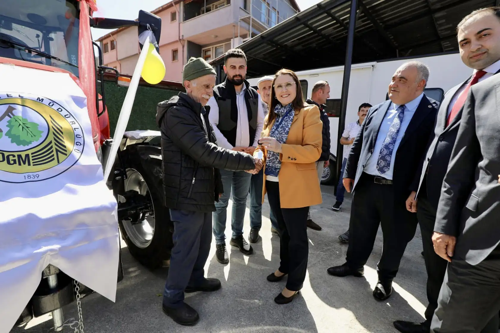 Orman köylüsüne karavan ve traktör