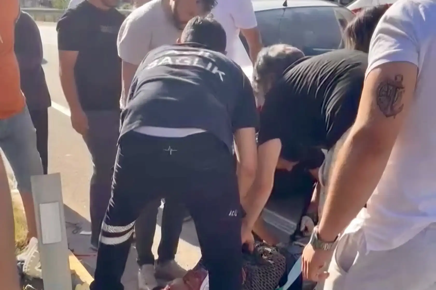 Otomobilin çarptığı motosikletli yola savruldu