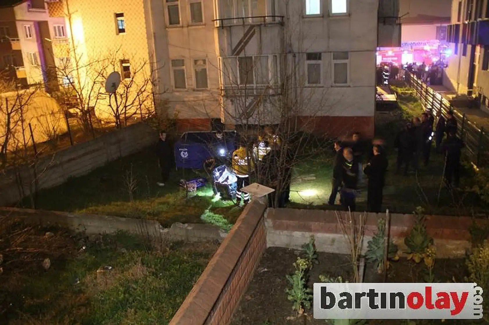 Yanarak 3. kattan ölüme atladı