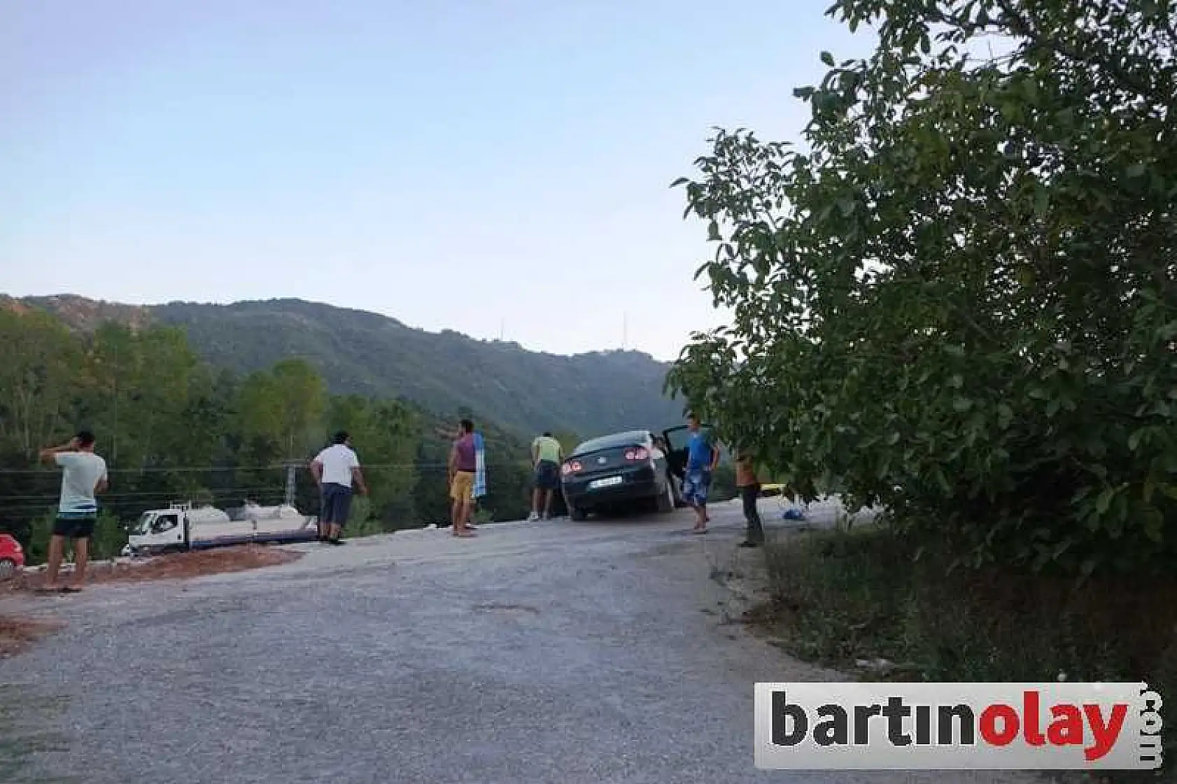 OTOMOBİL BÖYLE ASILI KALDI