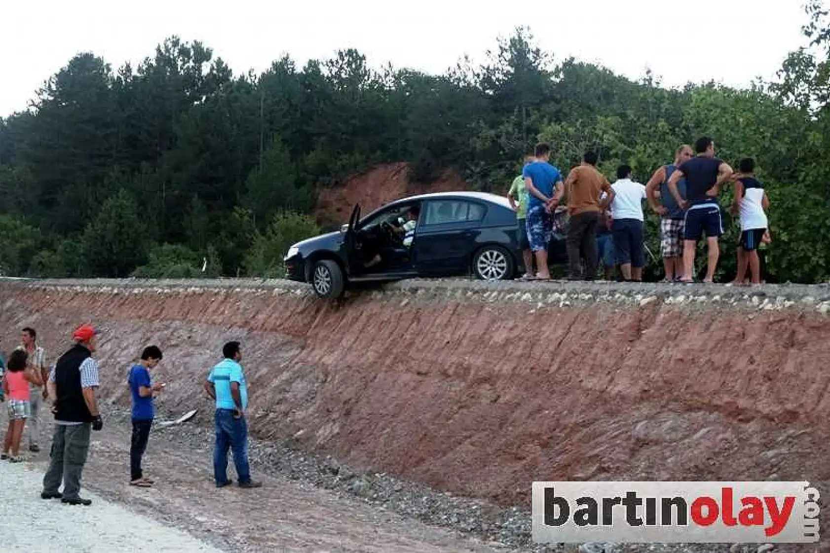 OTOMOBİL BÖYLE ASILI KALDI