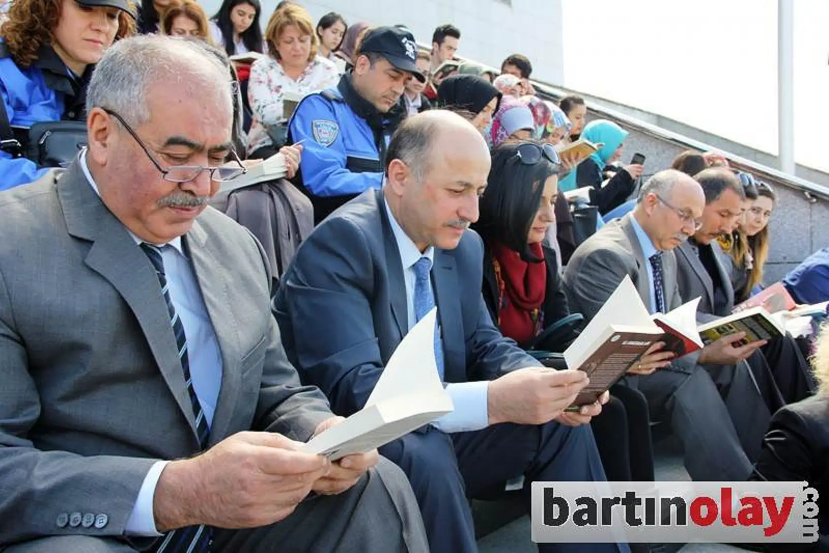 Valilik Bahçesinde kitap okudular