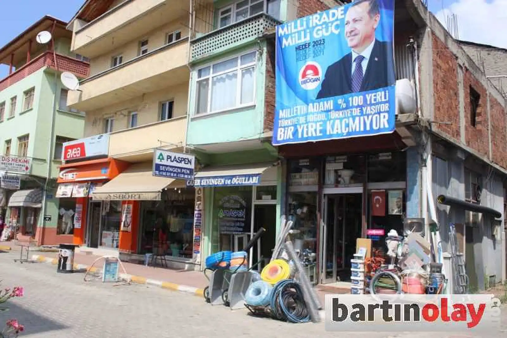 BAŞBAKAN SEVGİSİ BİLLBOARD KİRALATTI