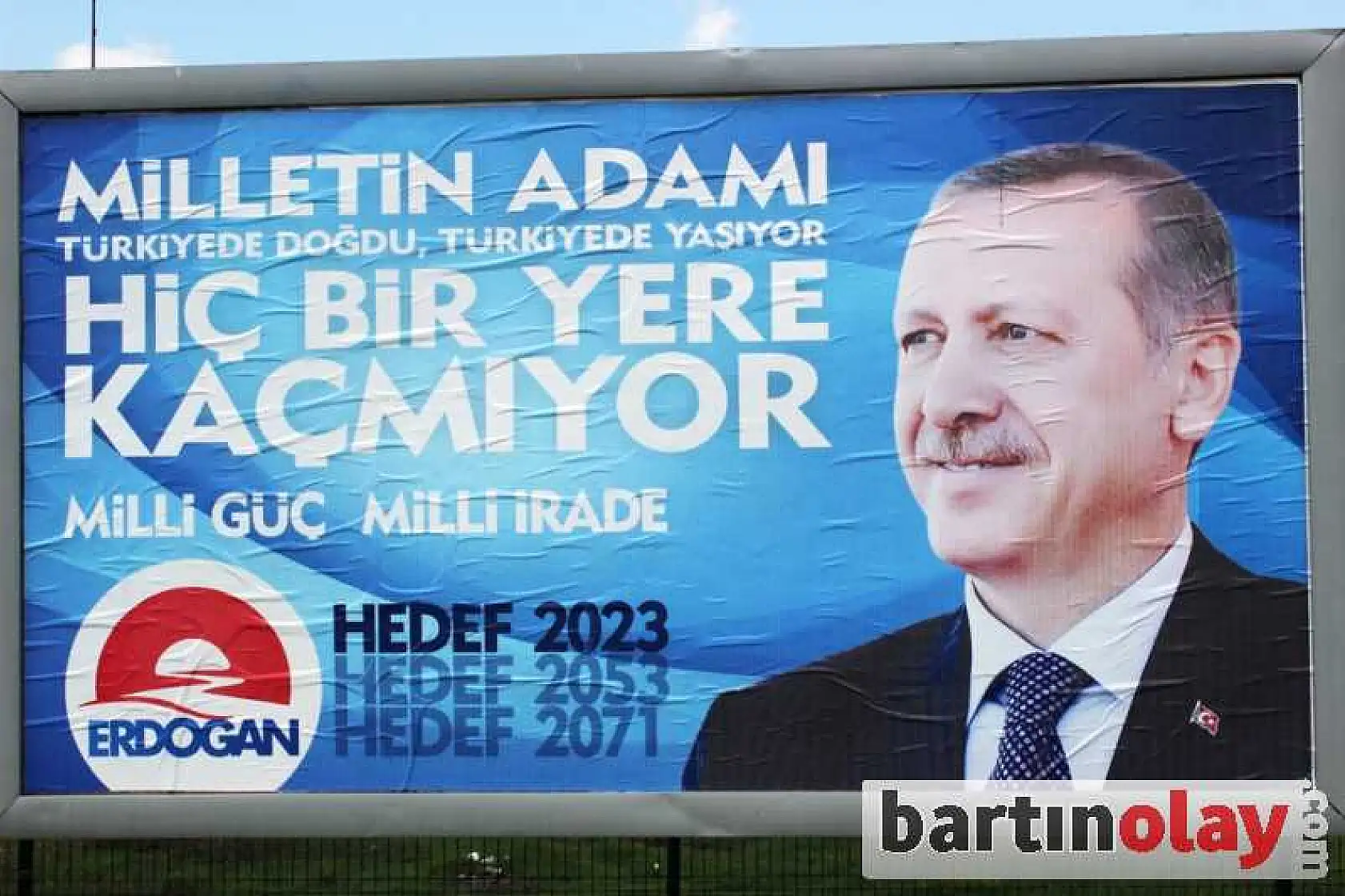 BAŞBAKAN SEVGİSİ BİLLBOARD KİRALATTI