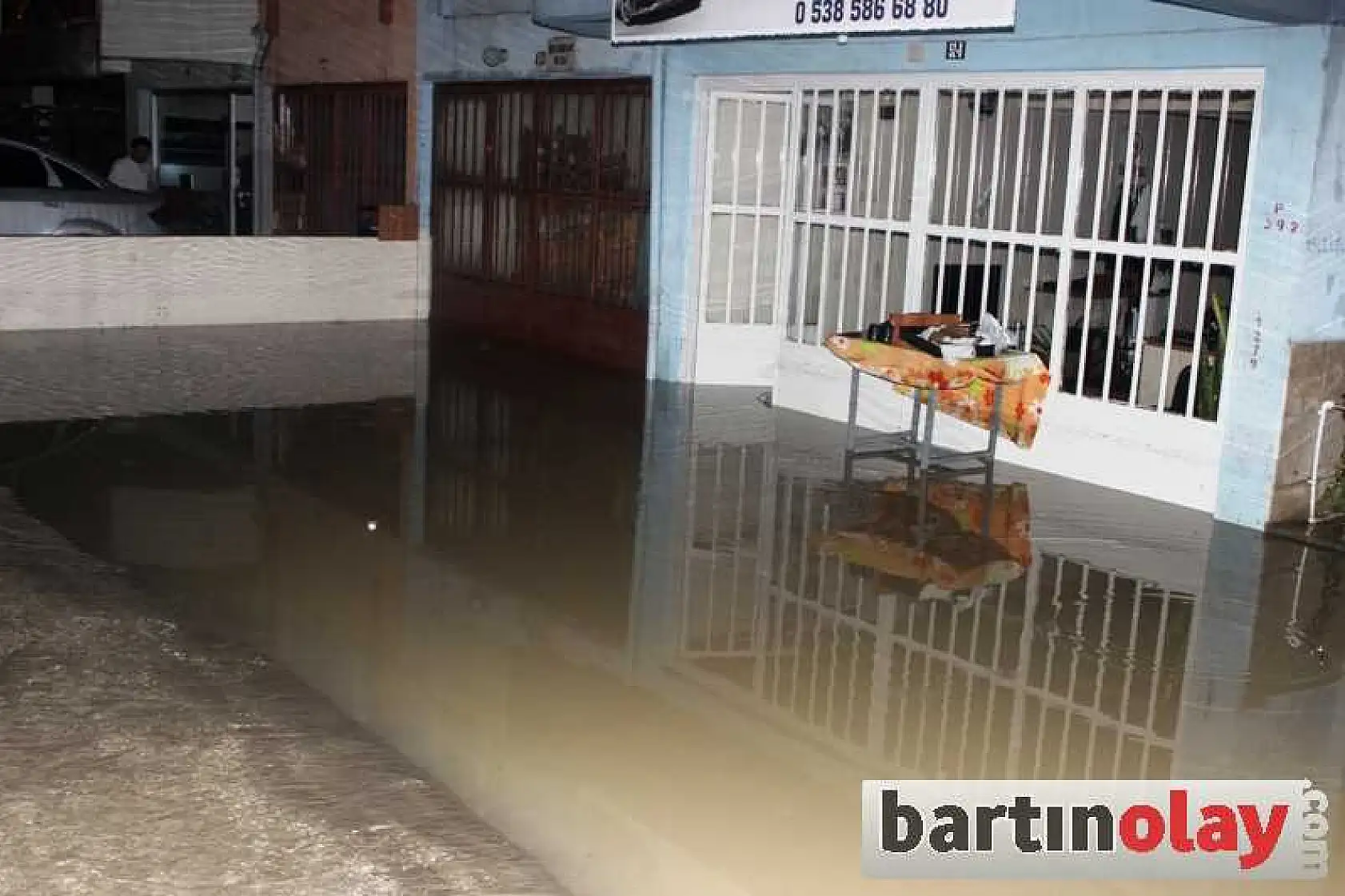 BARTIN'DA EV VE İŞYERLERİ SU ALTINDA KALDI