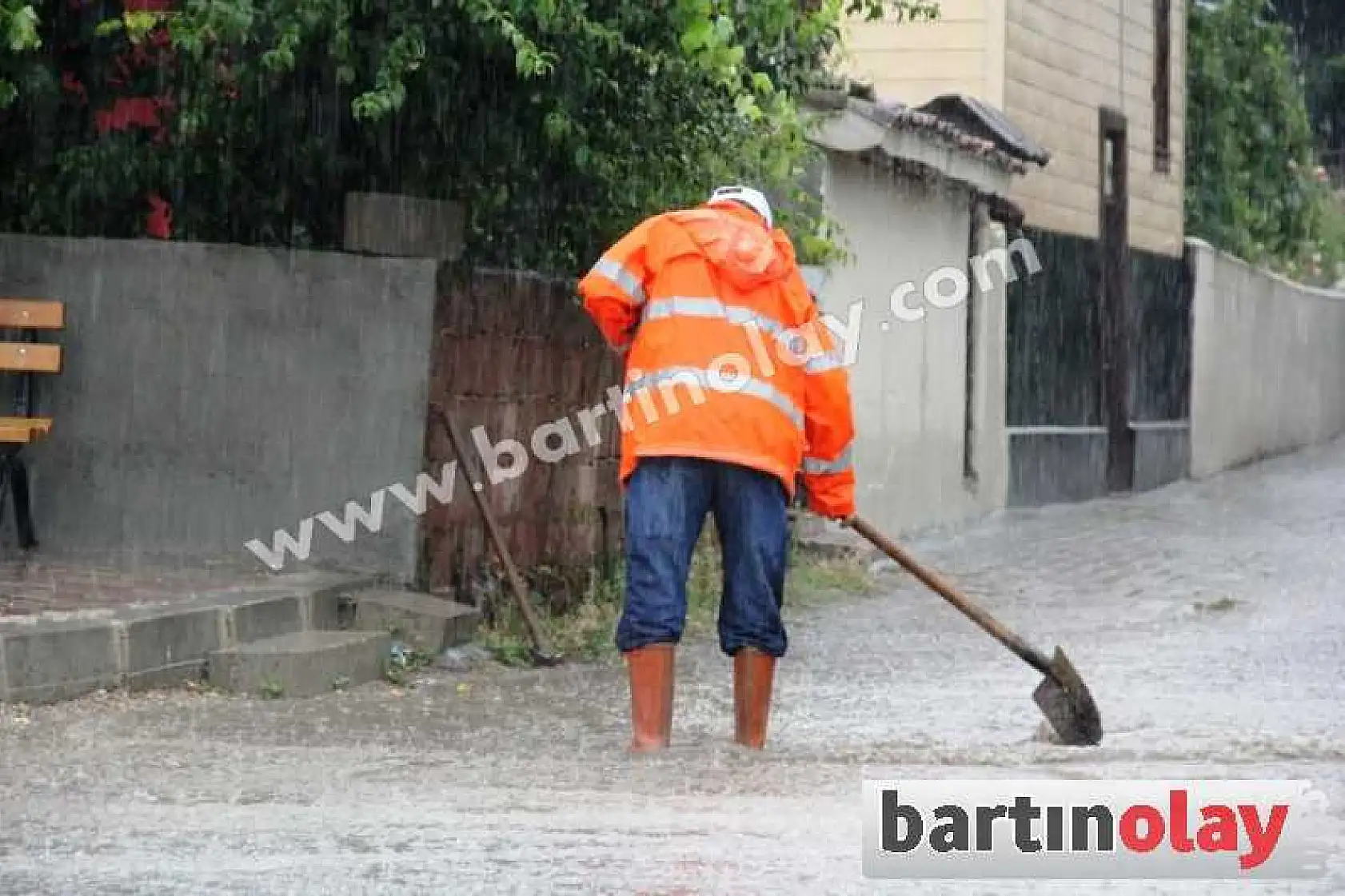 BARTIN GÖK GÜRÜLTÜLÜ SAĞANAK YAĞMURLA UYANDI