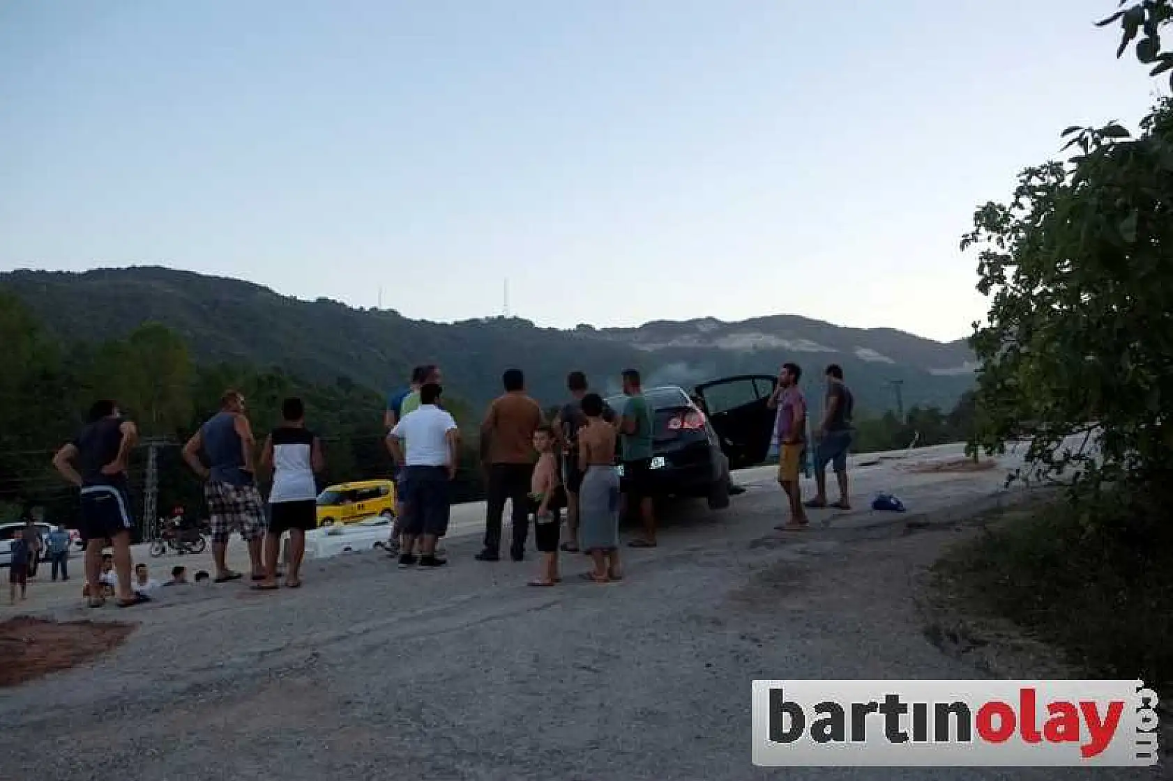 OTOMOBİL BÖYLE ASILI KALDI