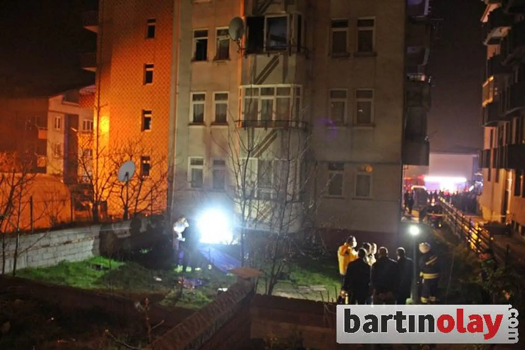 Yanarak 3. kattan ölüme atladı