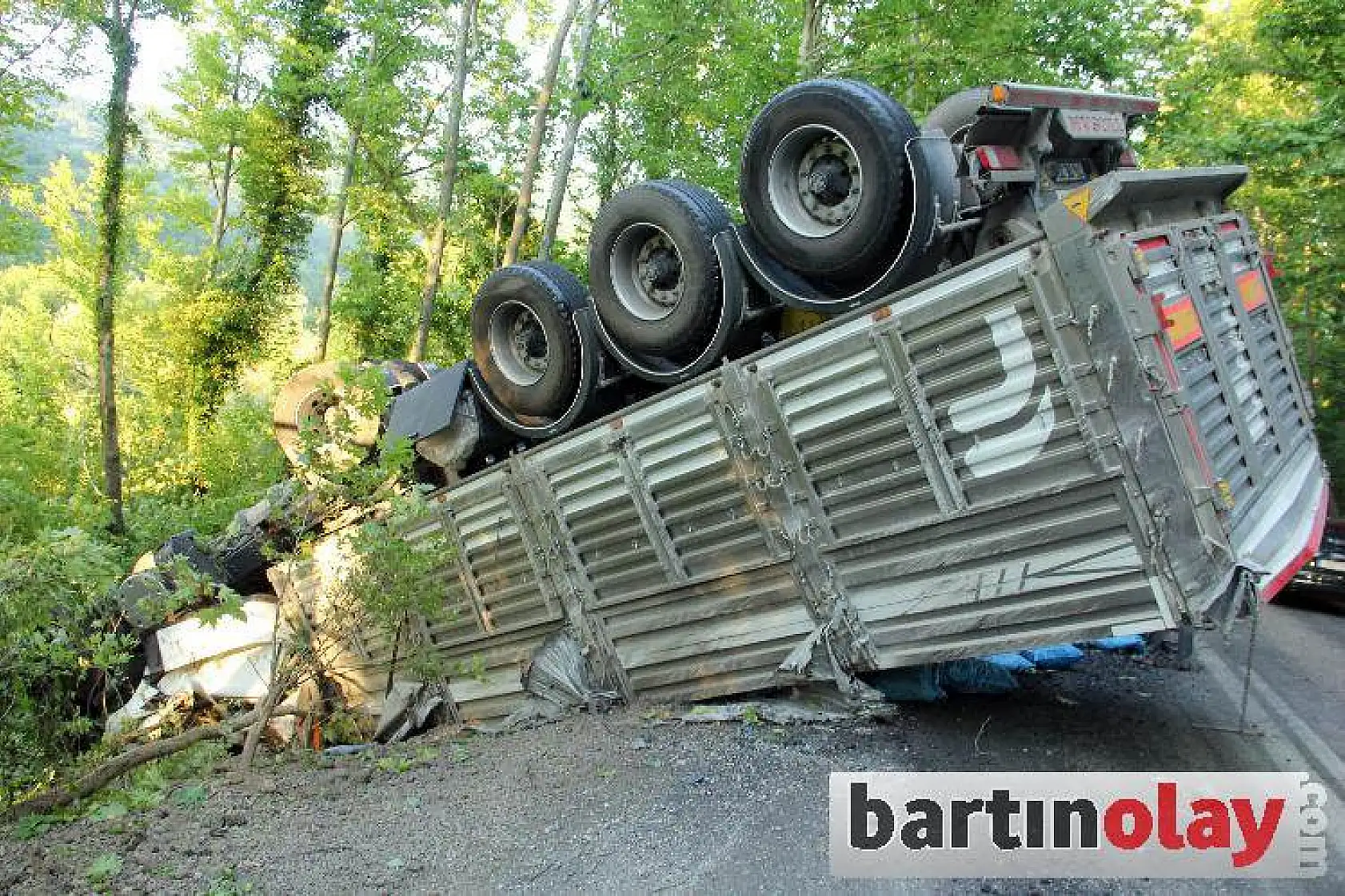 TIR ile otomobil çarpıştı:1 ölü
