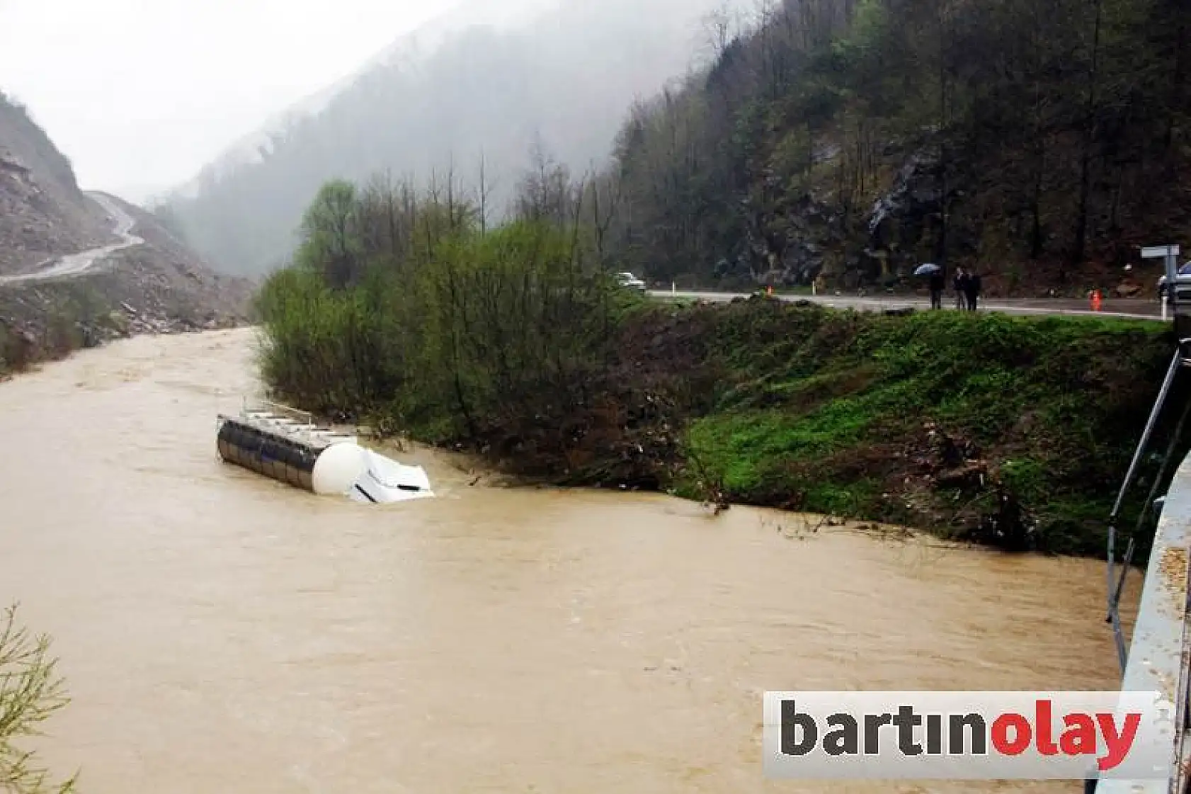 Irmağa uçan TIR böyle kurtarıldı
