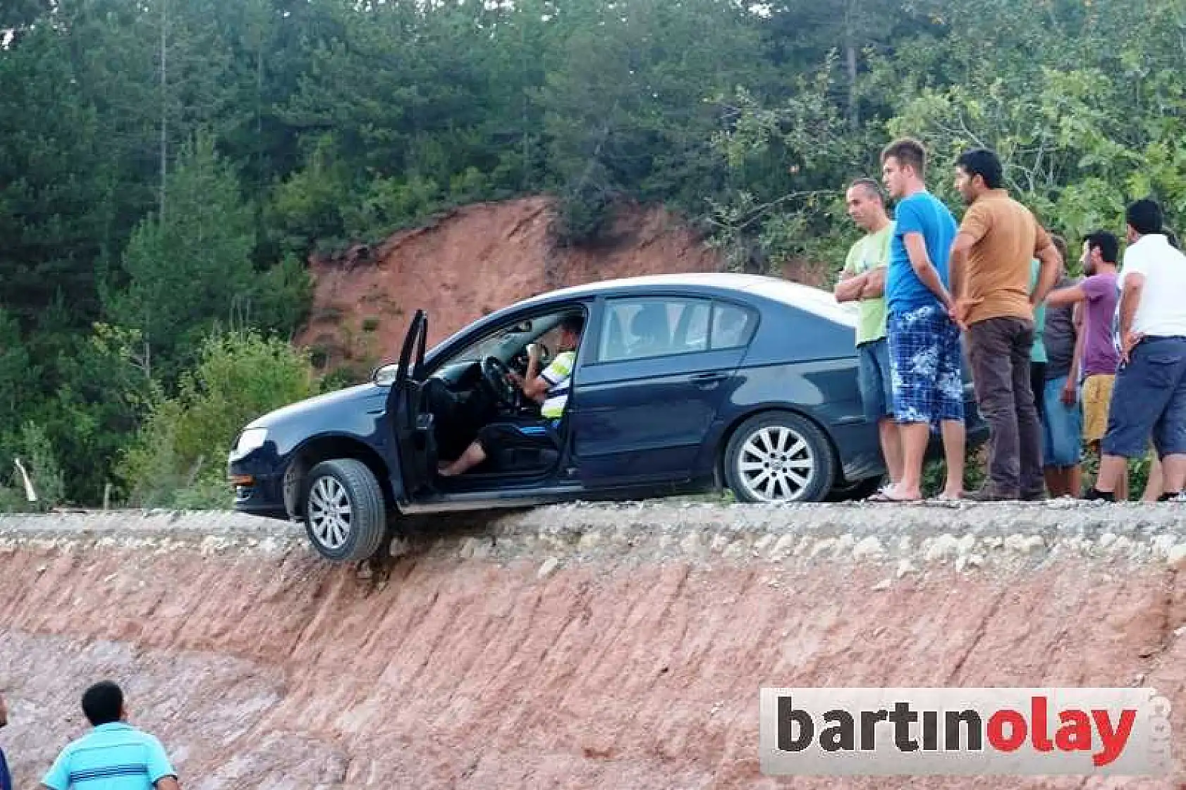 OTOMOBİL BÖYLE ASILI KALDI