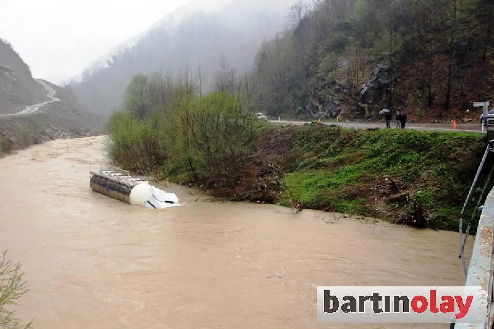 Köprüden Uçan Tanker Sulara Gömüldü