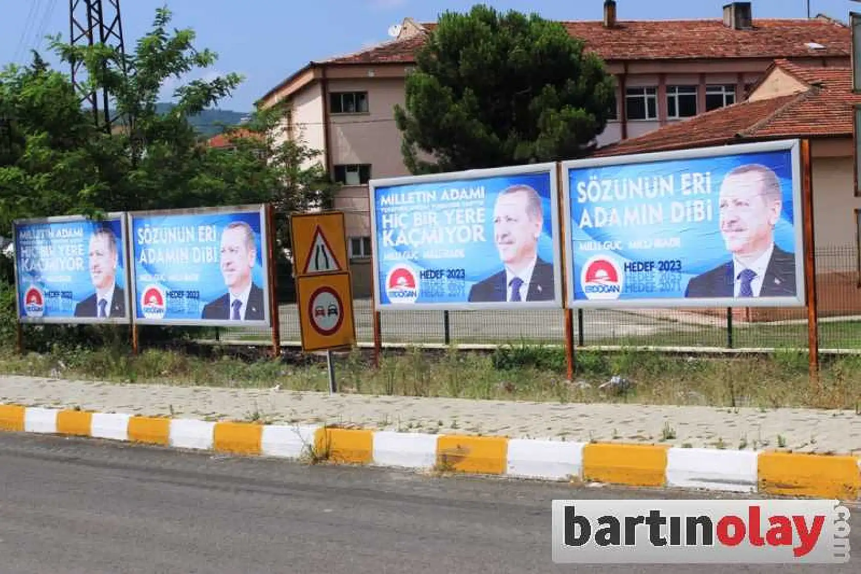 BAŞBAKAN SEVGİSİ BİLLBOARD KİRALATTI