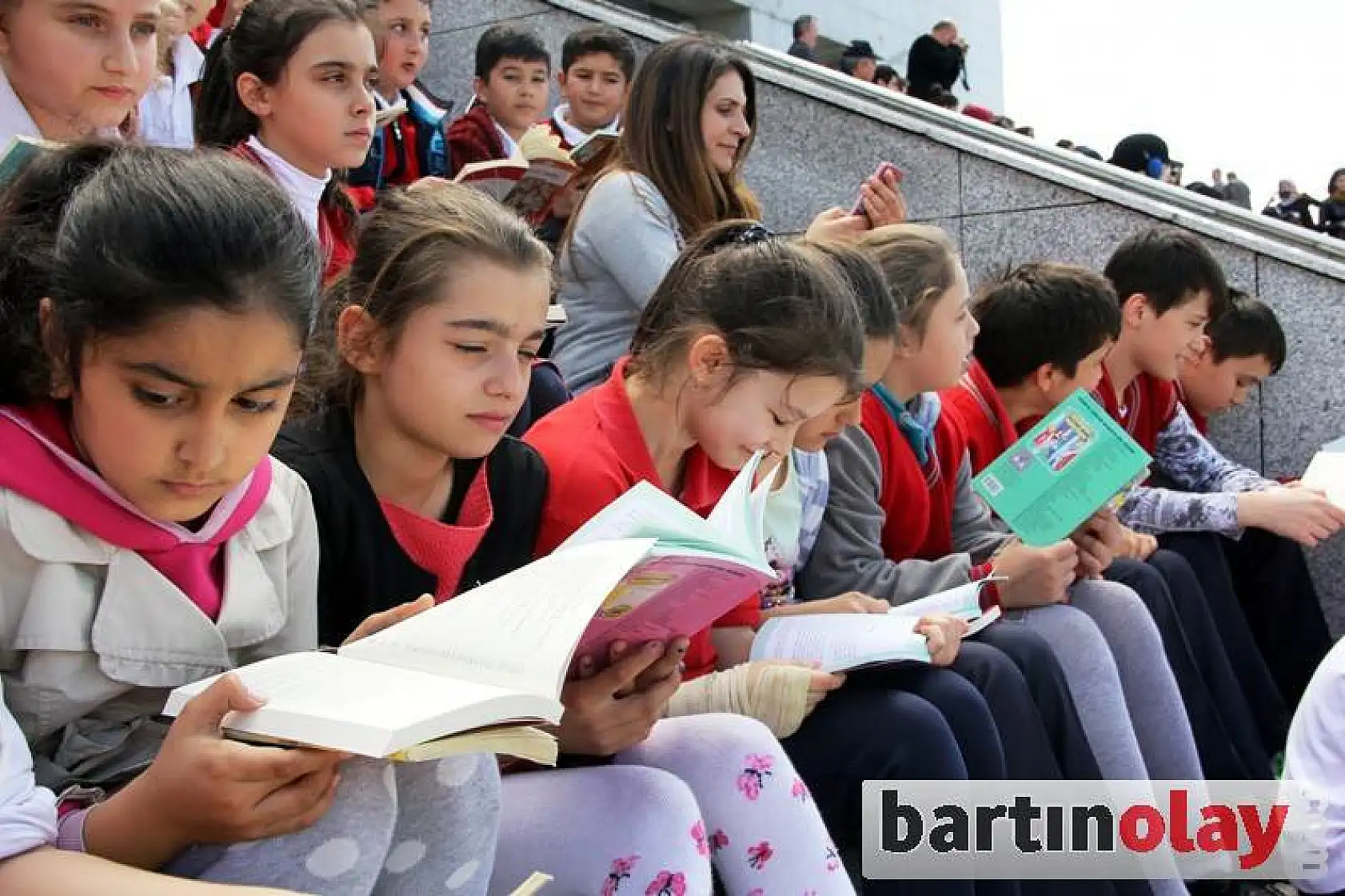 Valilik Bahçesinde kitap okudular